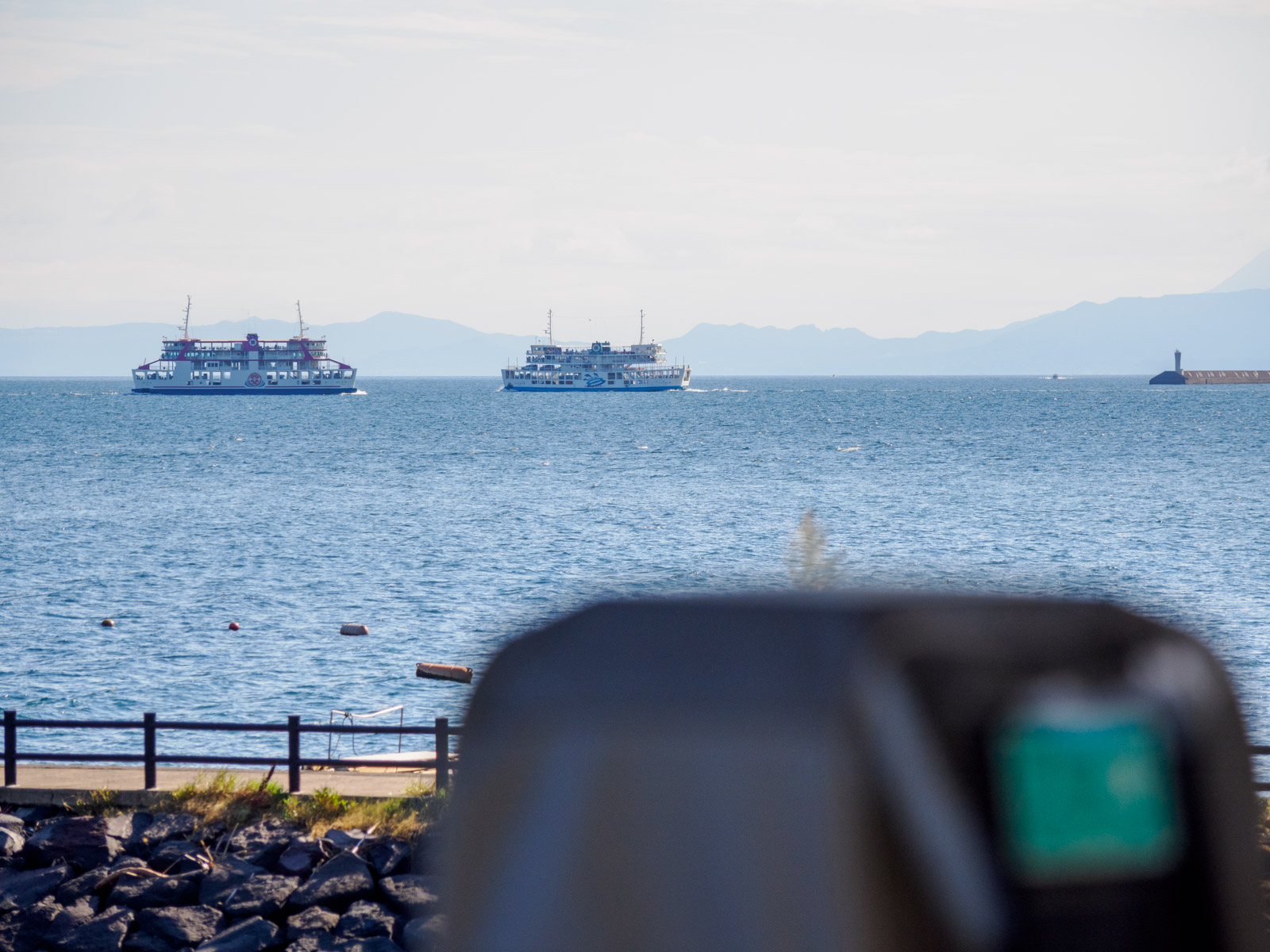 仙巌園駅の改札越しに見た桜島フェリー（2025年10月）