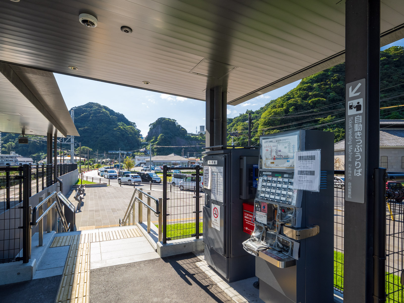 仙巌園駅の出入口と自動券売機（2025年10月）