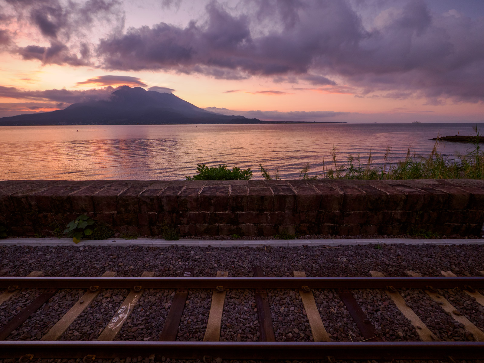 早朝の仙巌園駅のホームから見た、錦江湾と桜島（2025年10月）