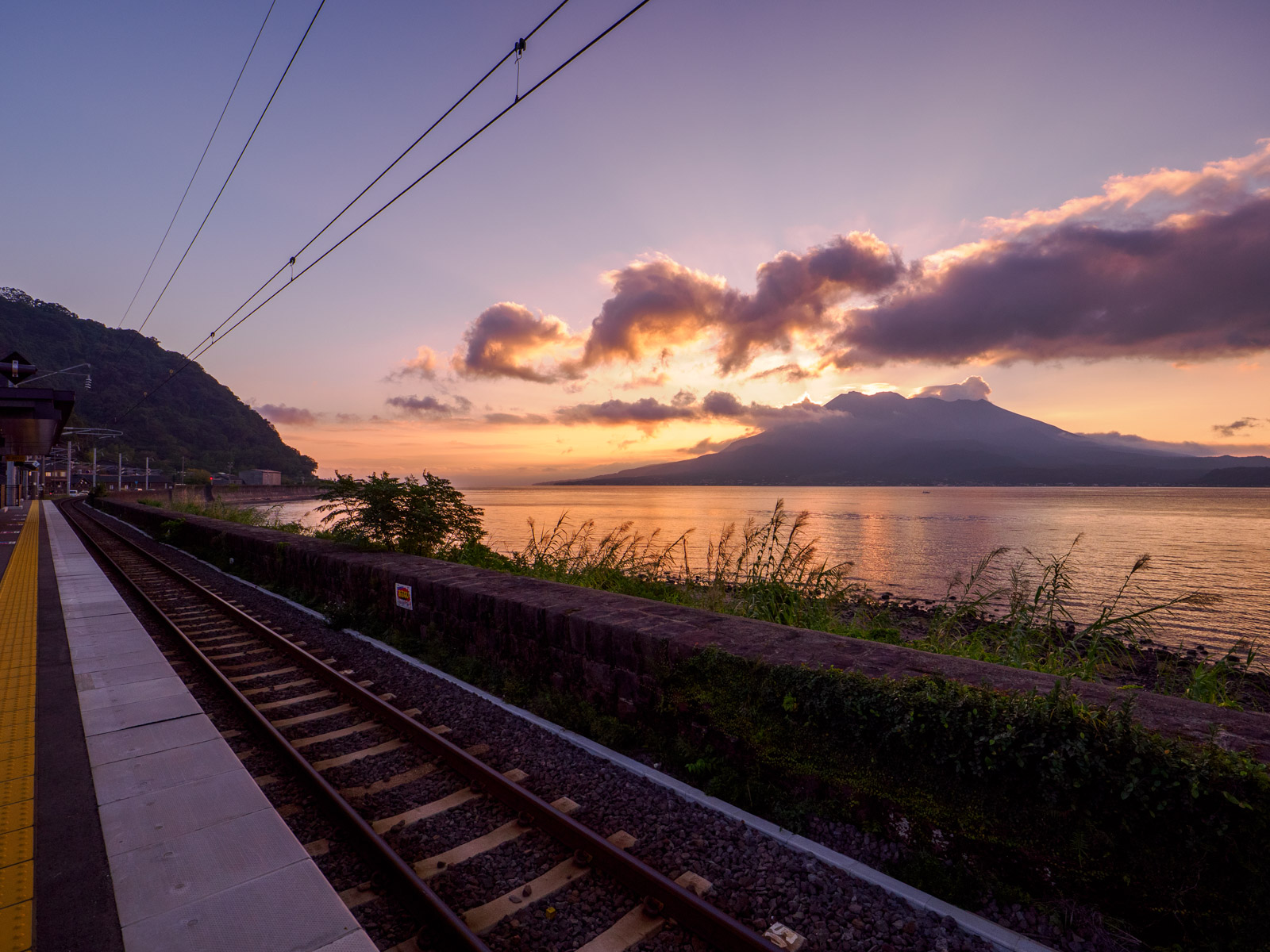 早朝の仙巌園駅のホームから見た、錦江湾と桜島（2025年10月）