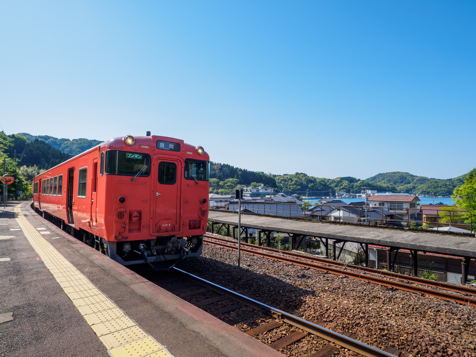 柴山駅のホームと柴山港（2022年5月）