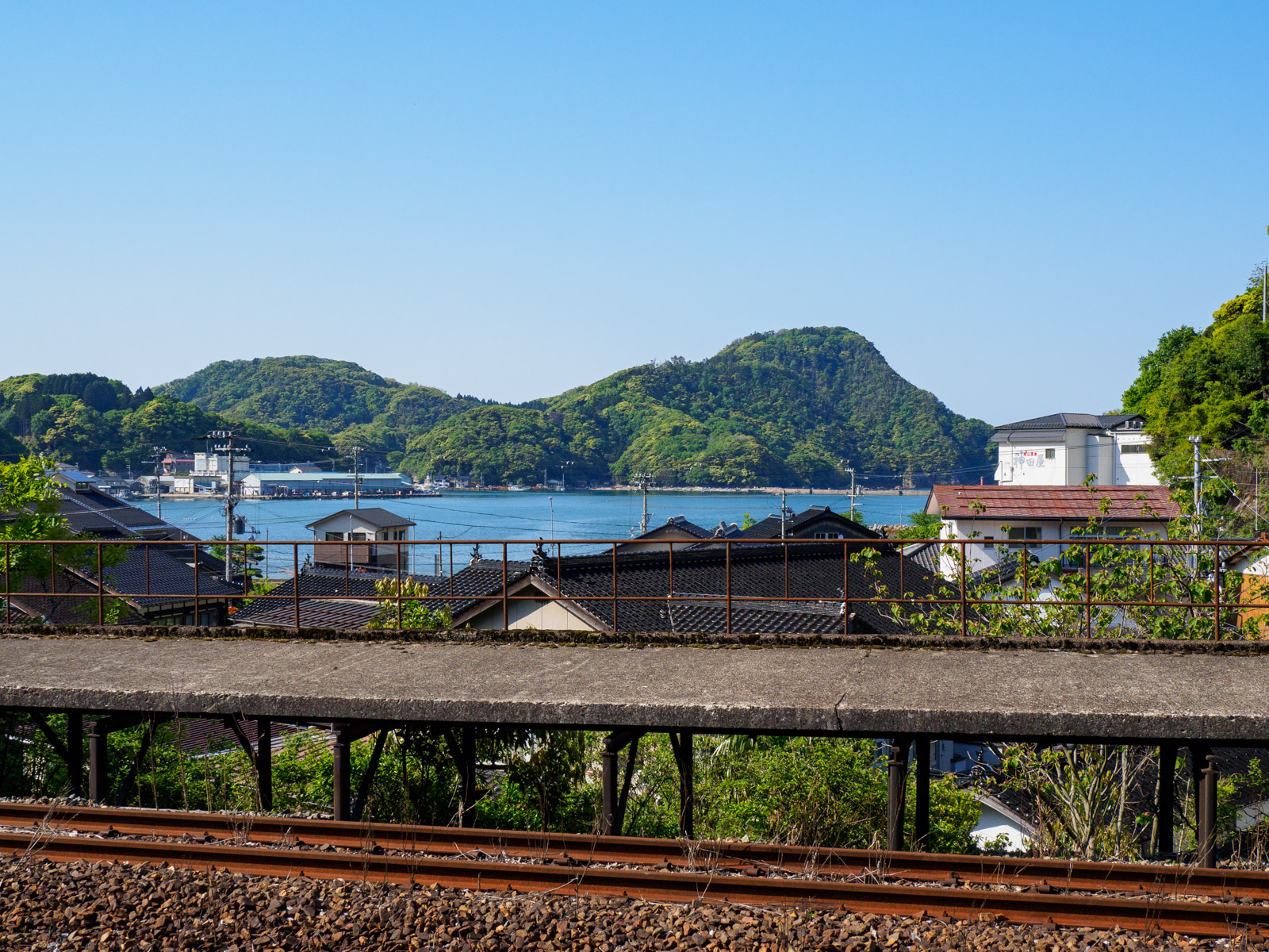 柴山駅の海側のホームと、ホーム越しの柴山港（2022年5月）