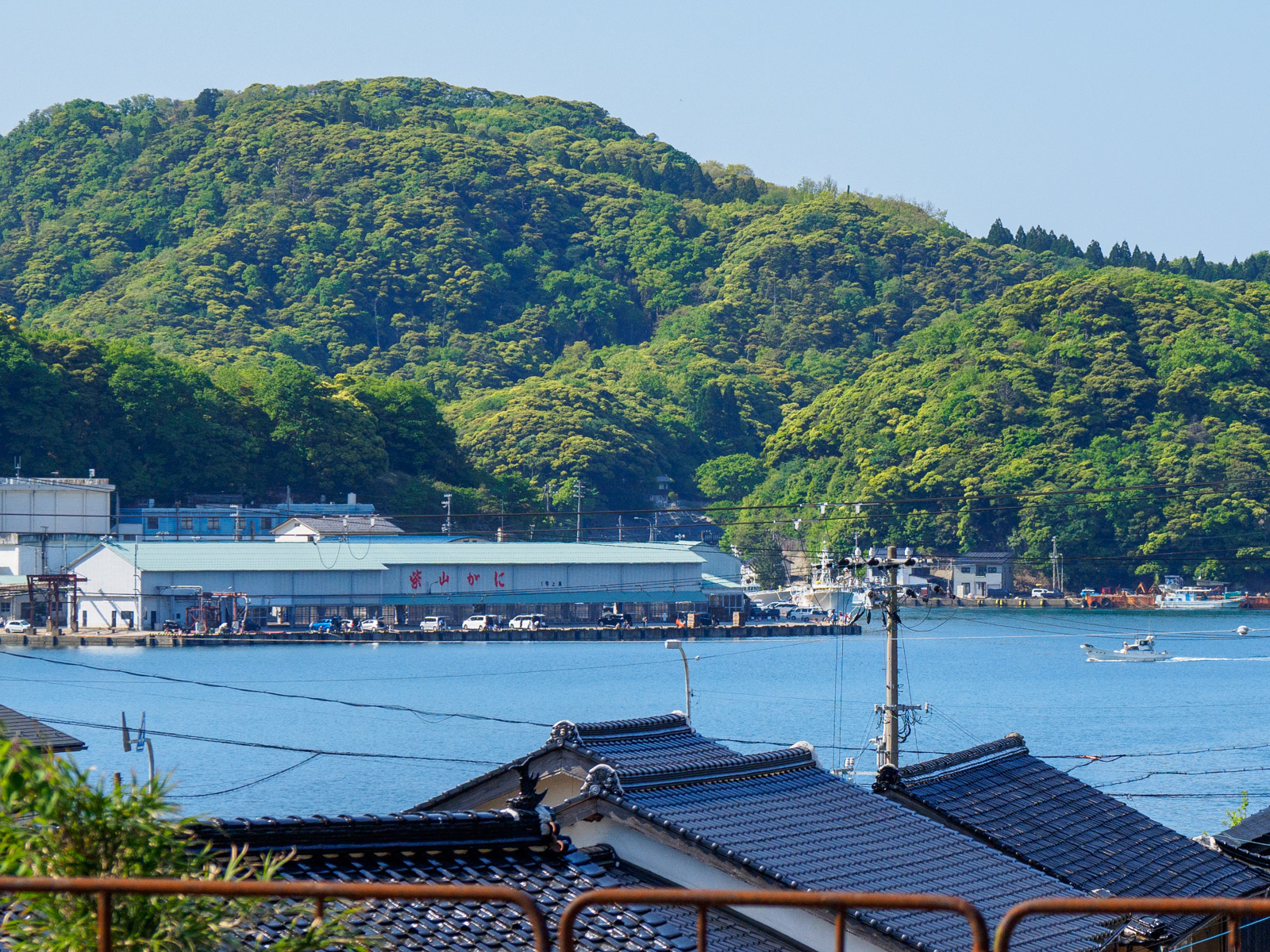 柴山駅のホームから見た柴山港（2022年5月）