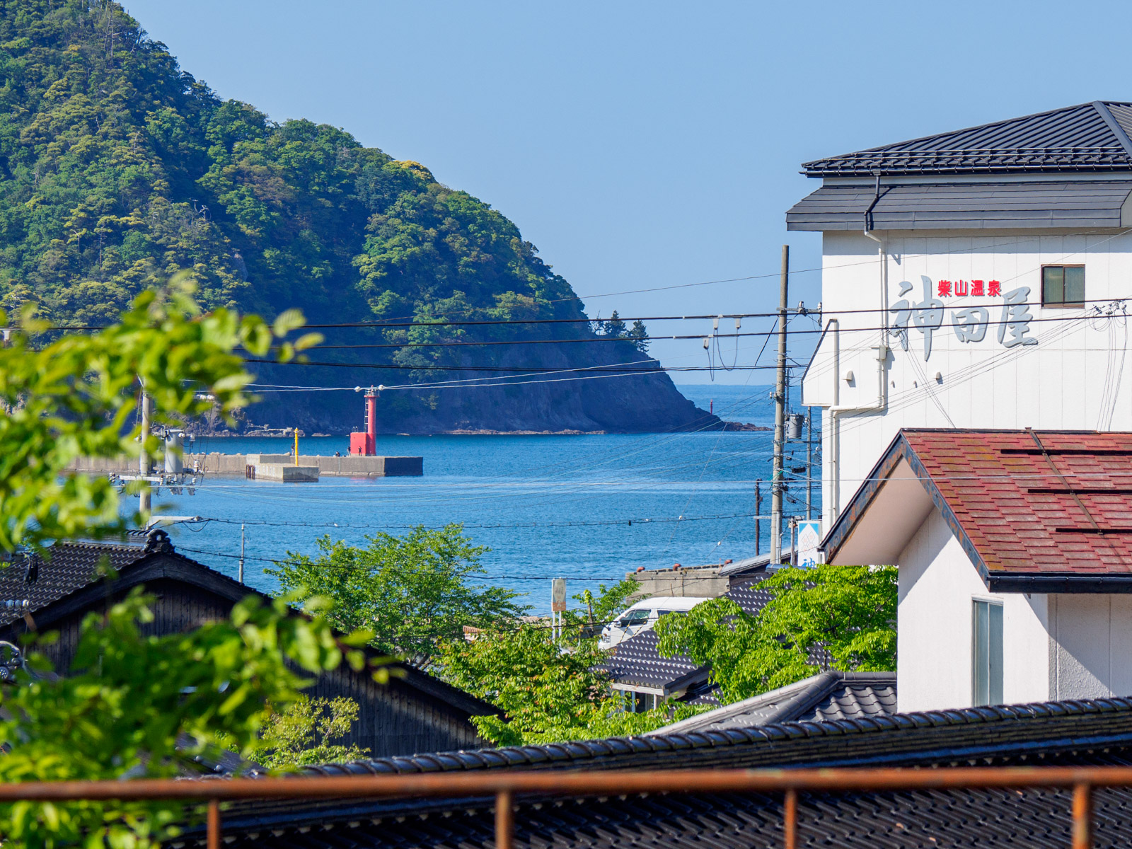 柴山駅のホームから見た、柴山港と日本海（2022年5月）