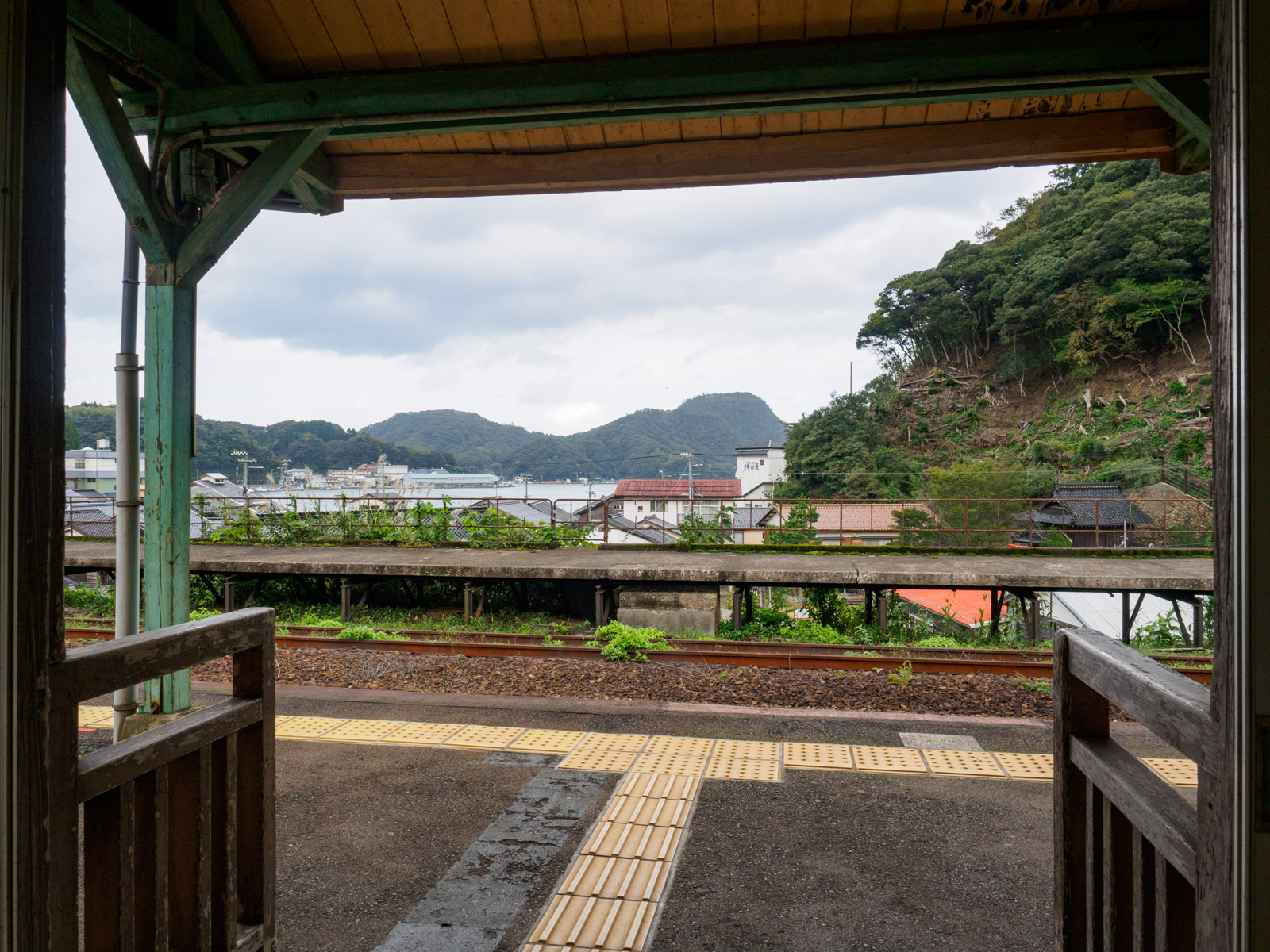 木造駅舎があった頃の柴山駅の改札口から見た柴山港（2016年10月）