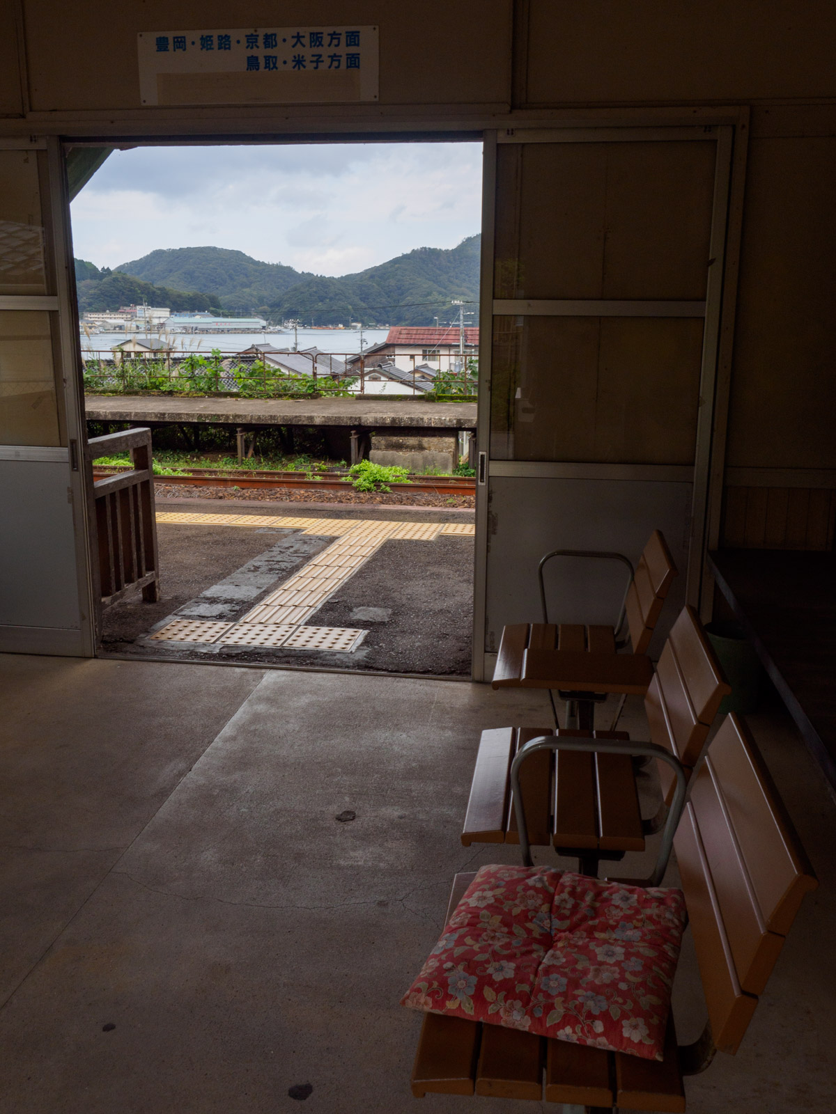 木造駅舎があった頃の柴山駅の待合室と柴山港（2016年10月）