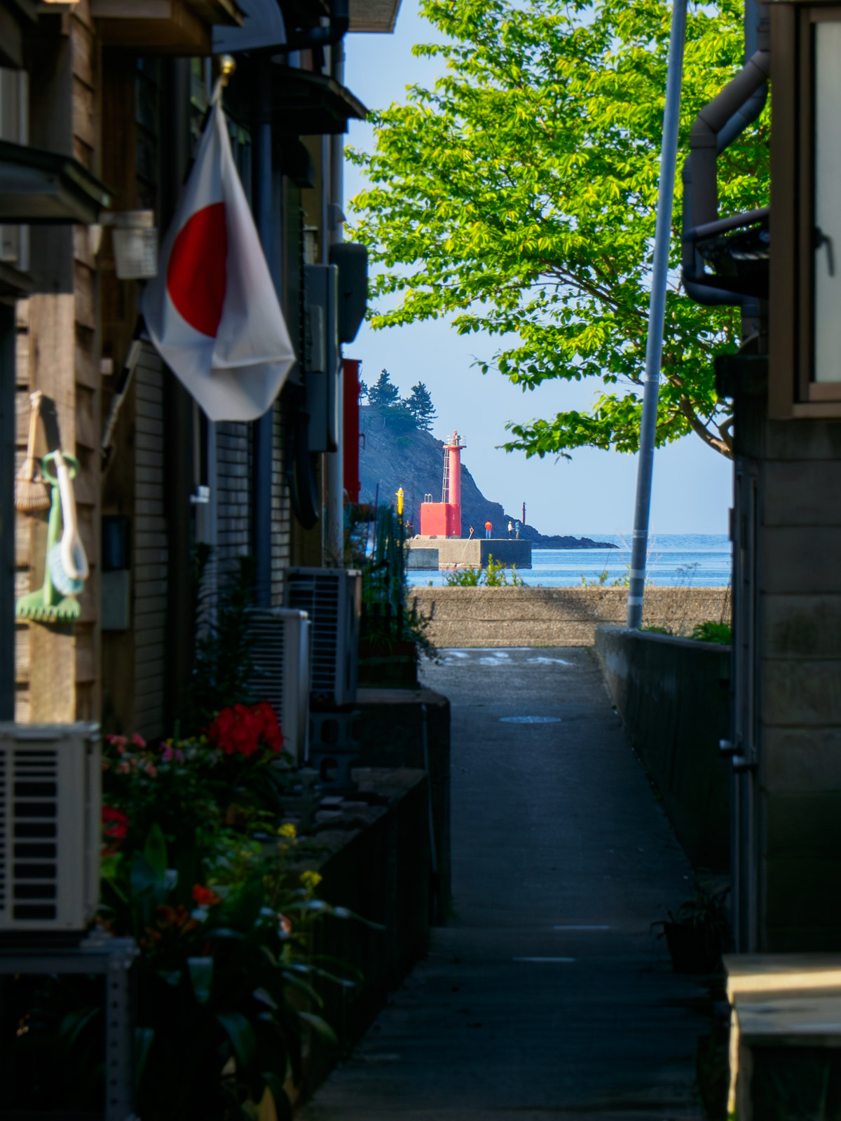 柴山駅のそばにある路地から見た海（2022年5月）