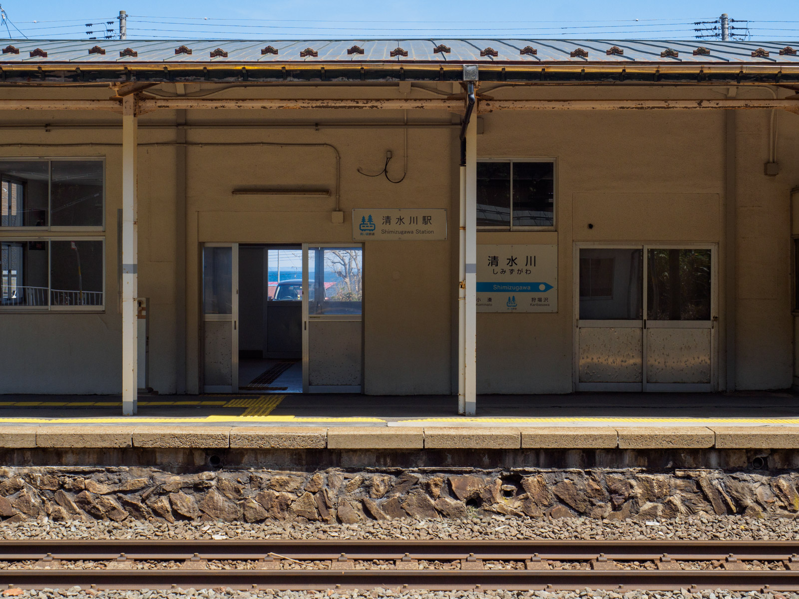 清水川駅の駅舎越しに見た陸奥湾（2017年5月）