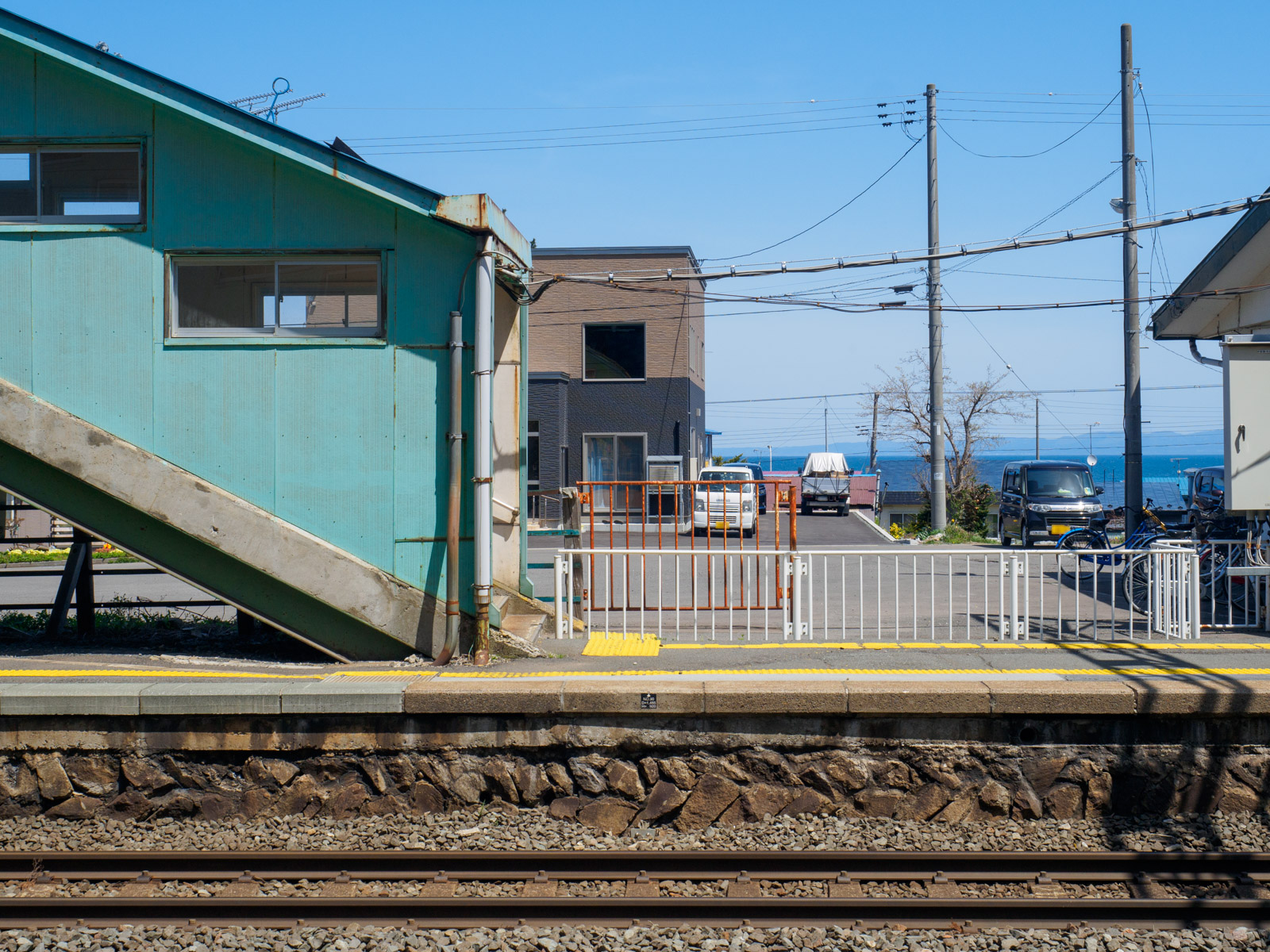 清水川駅のホームから見た陸奥湾（2017年5月）