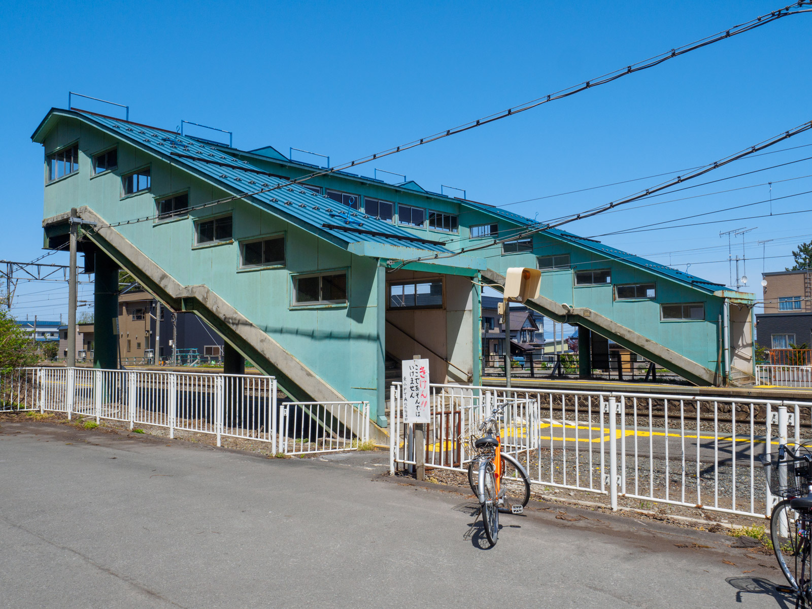清水川駅の山側の出口（2017年5月）