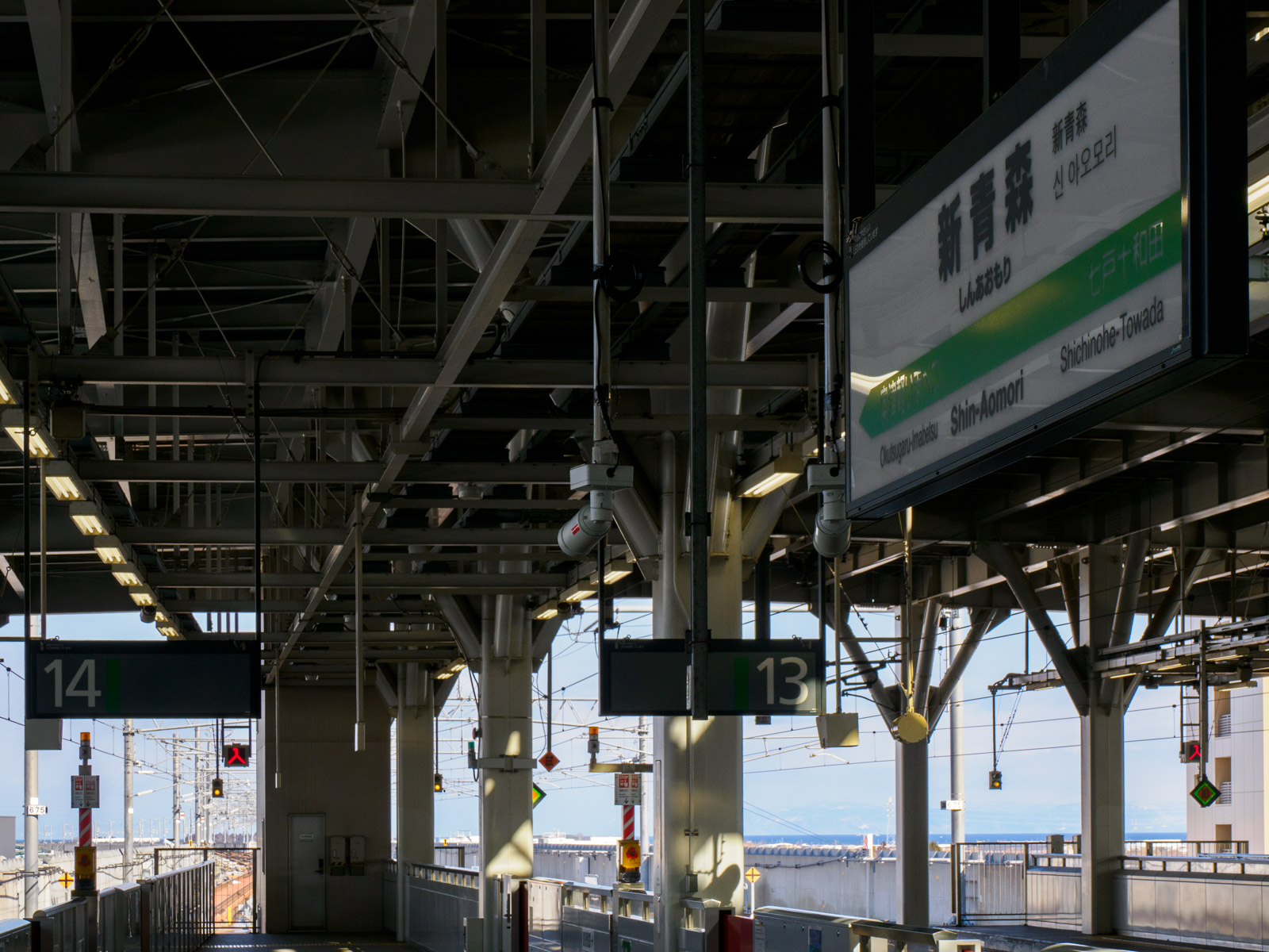 新青森駅の新幹線ホームと青森湾(2025年2月)