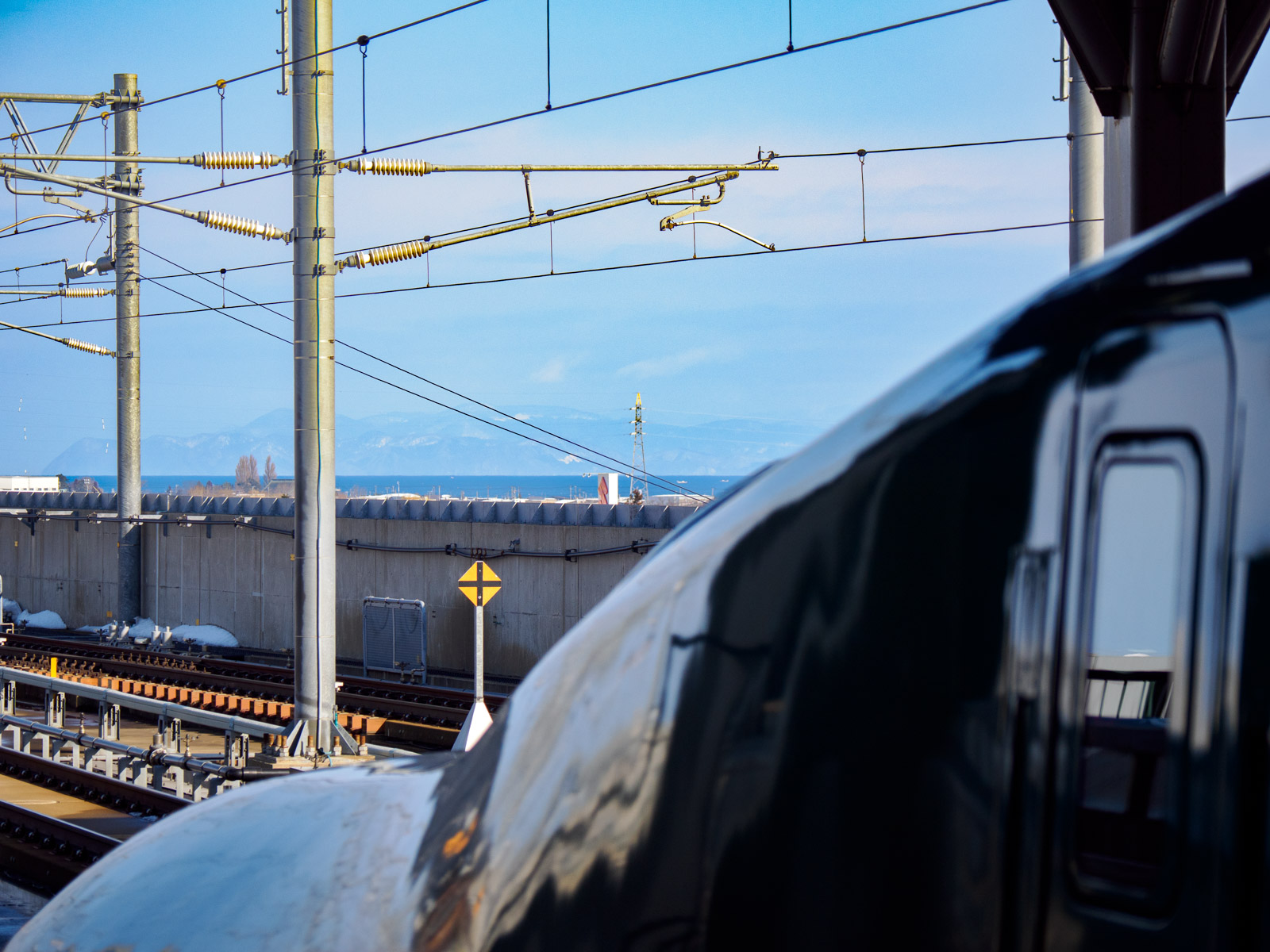 新青森駅の新幹線ホームから見た青森湾(2025年2月)