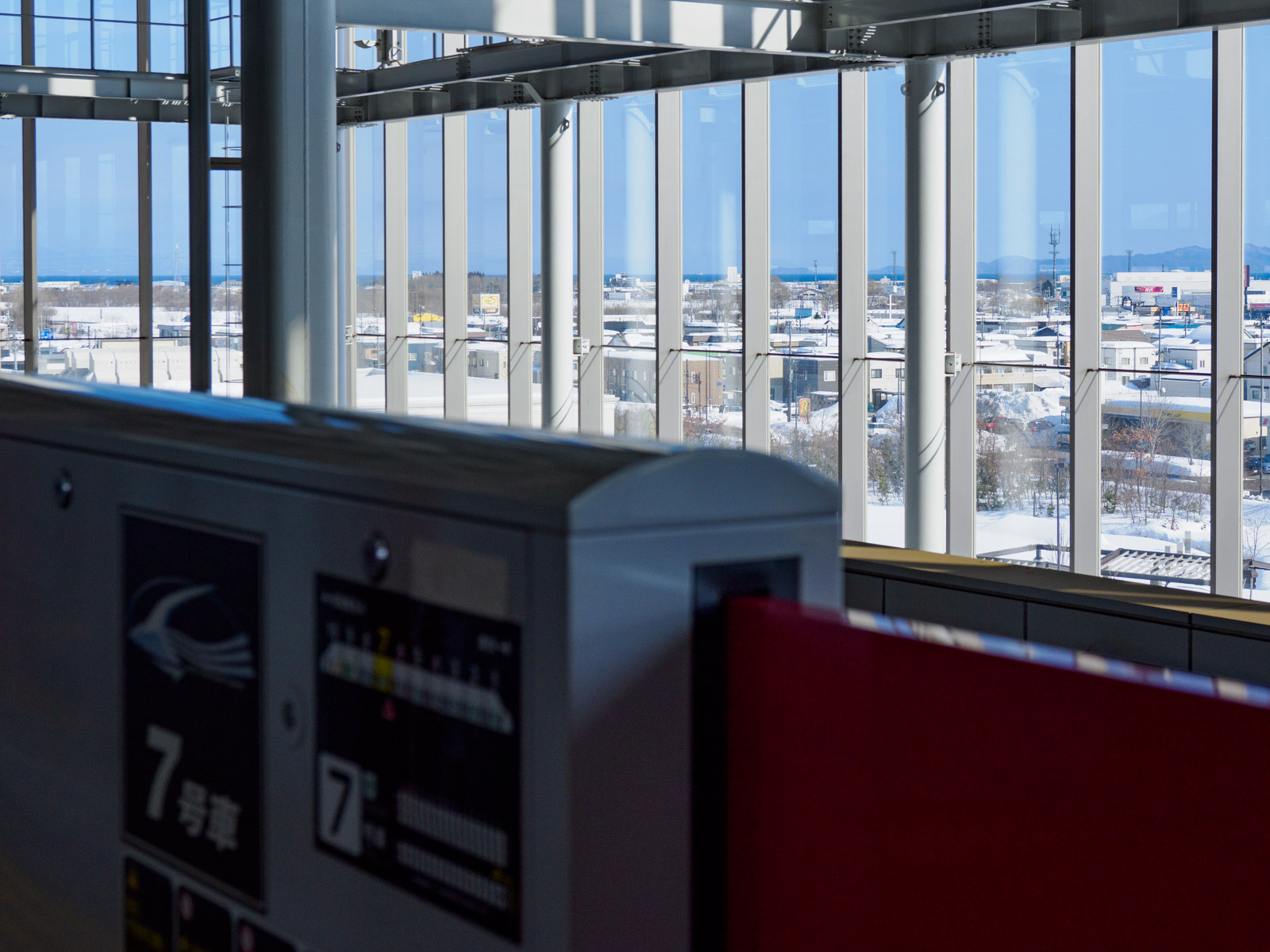 新青森駅の新幹線ホームから見た青森湾(2025年2月)