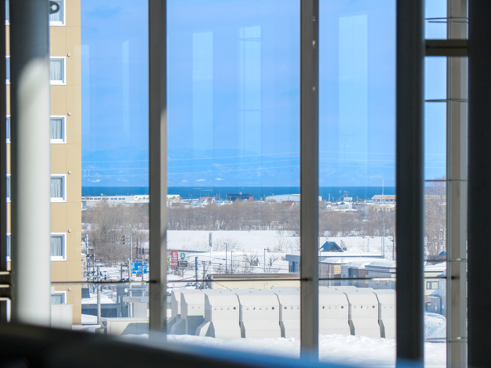 新青森駅の新幹線ホームから見た青森湾(2025年2月)