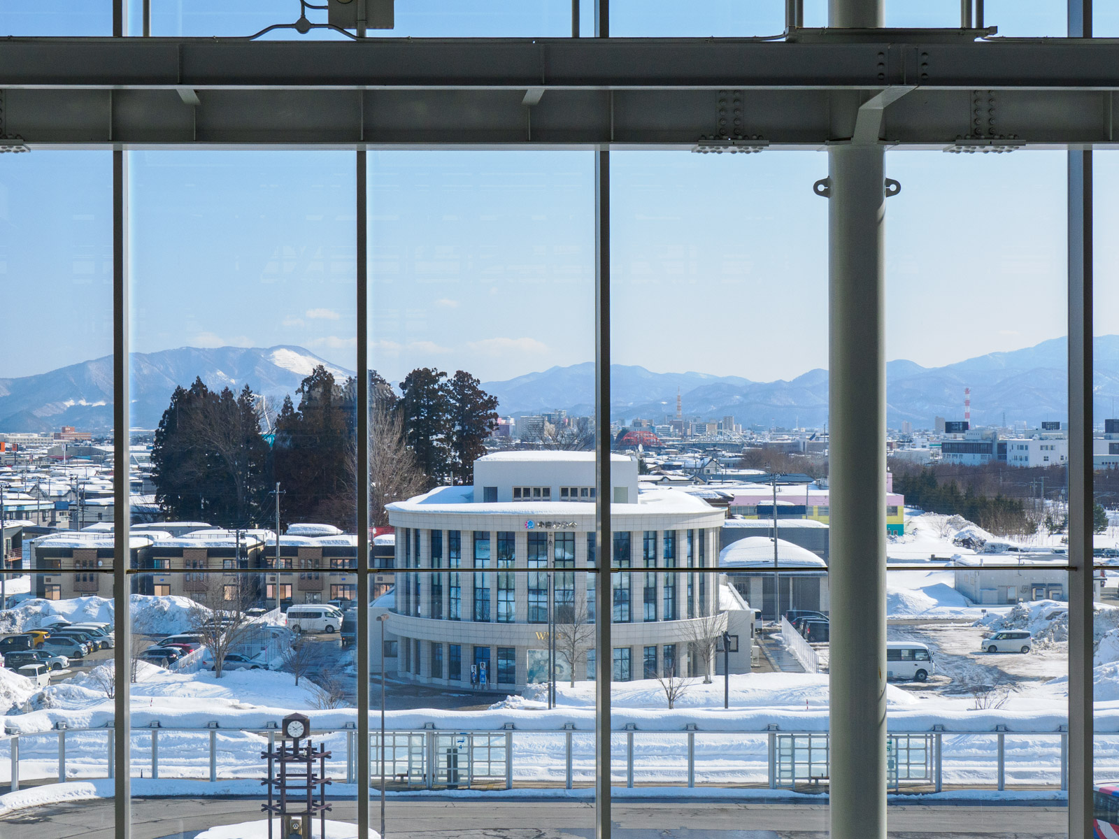 新青森駅の新幹線ホームから見た駅前(2025年2月)