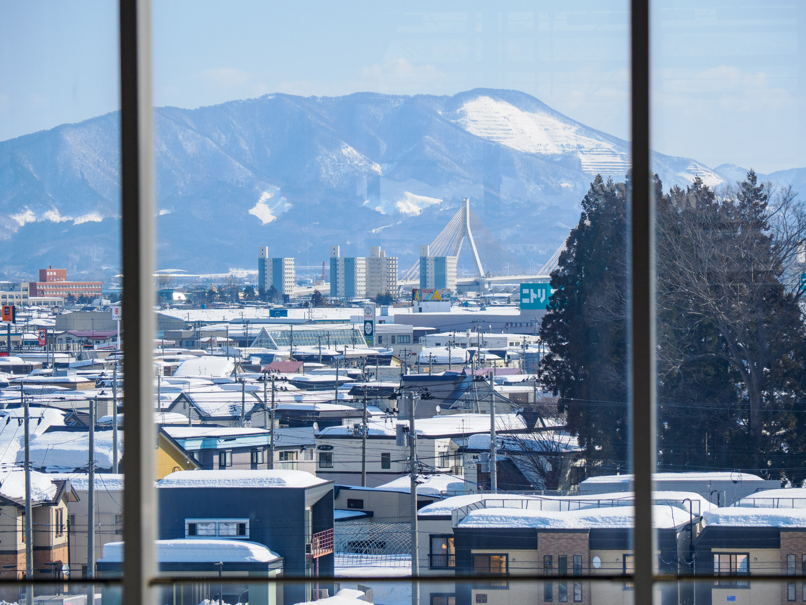 新青森駅の新幹線ホームから見た青森ベイブリッジと東岳(2025年2月)