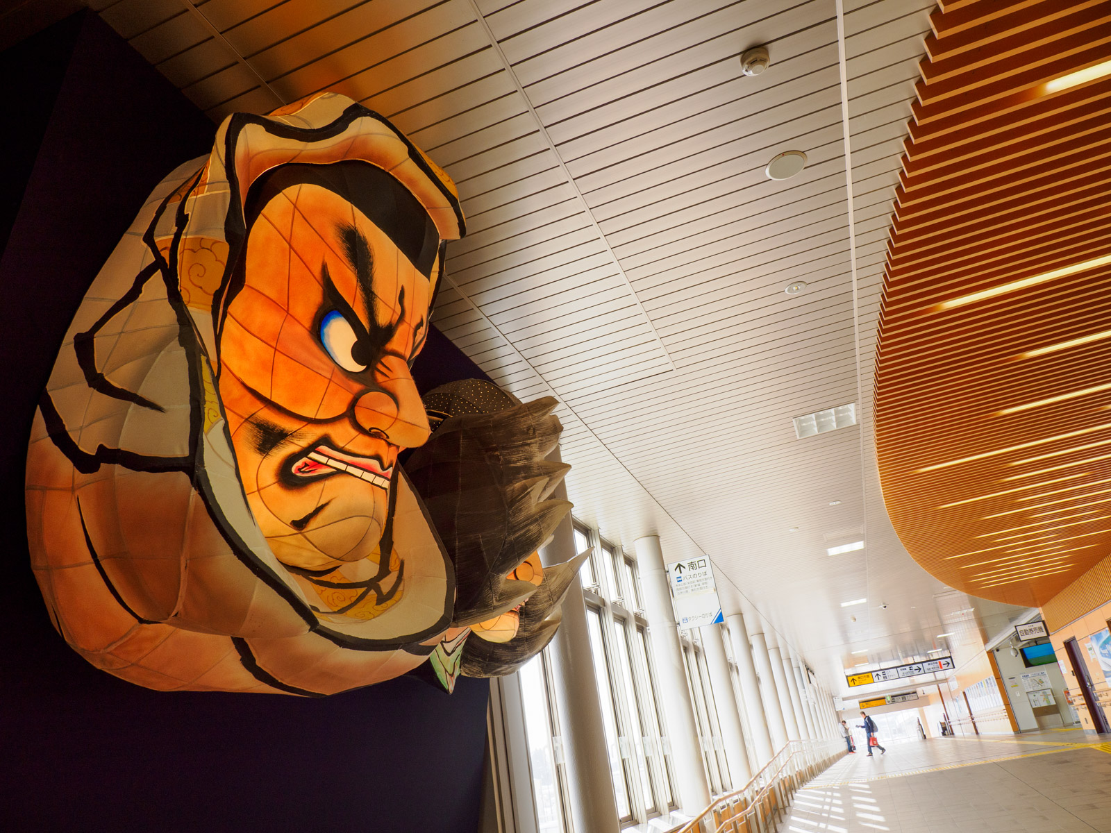 「新青森駅ねぶたろーど」にあるねぶたのオブジェ(2025年2月)