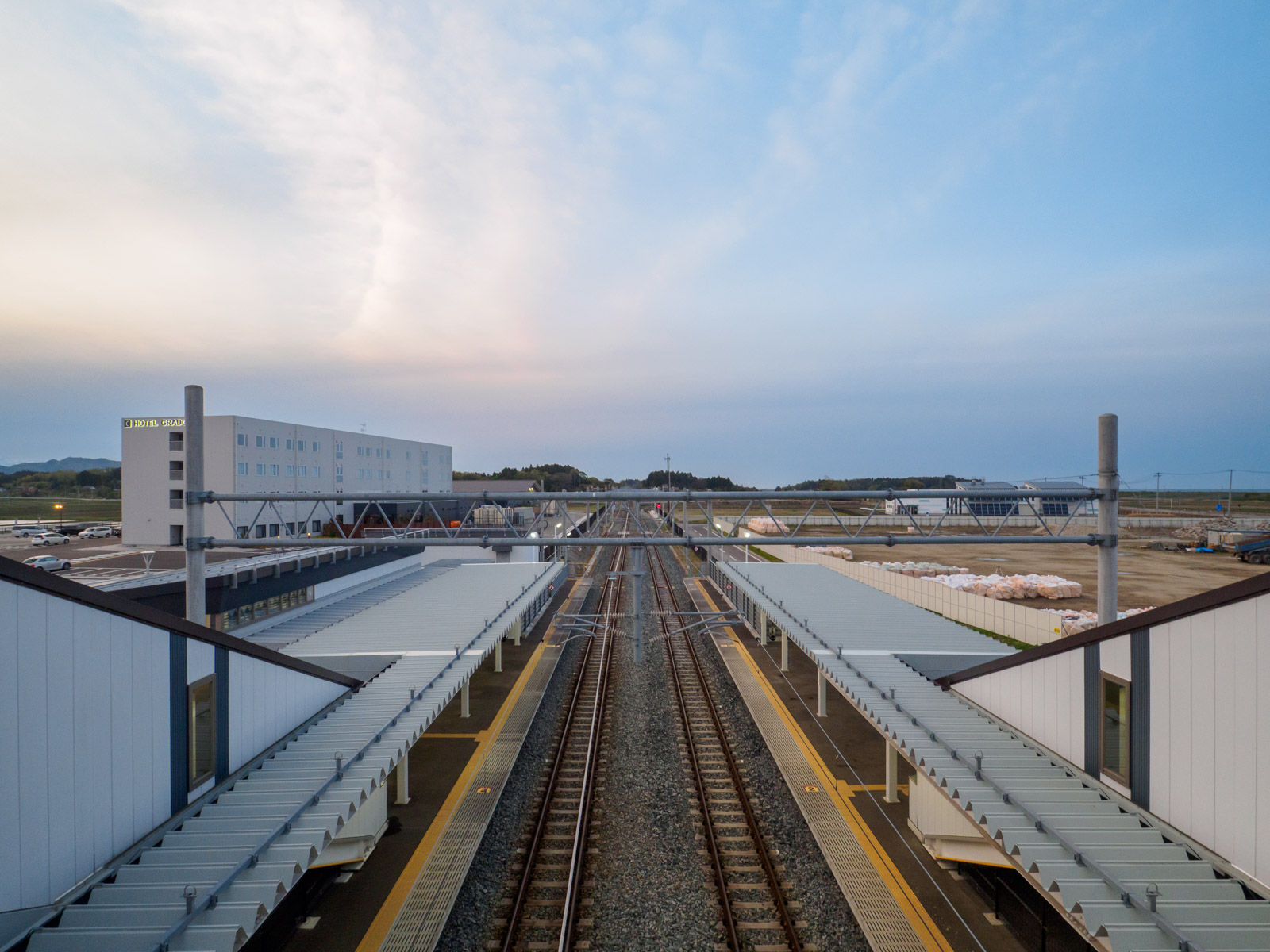 新地駅の跨線橋から仙台方面を望む（2022年4月）