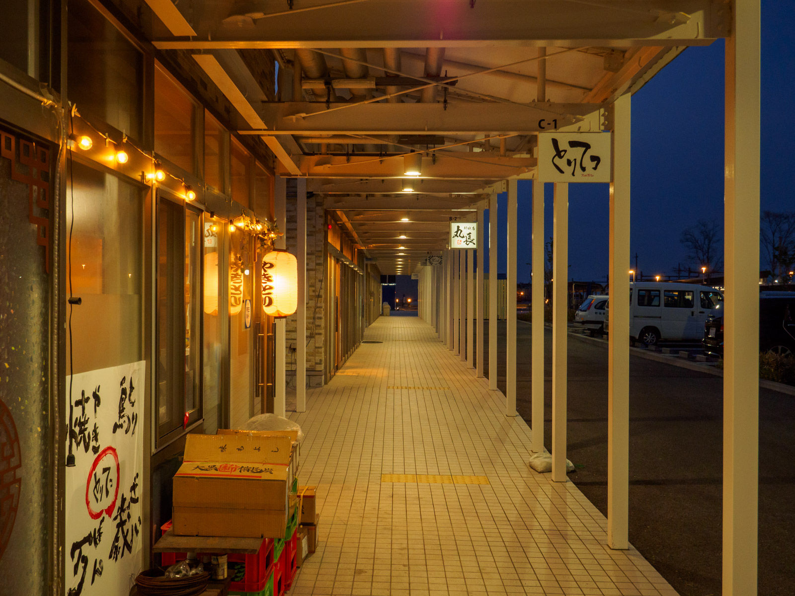 新地駅前の「観海プラザ」にある飲食店街（2022年4月）