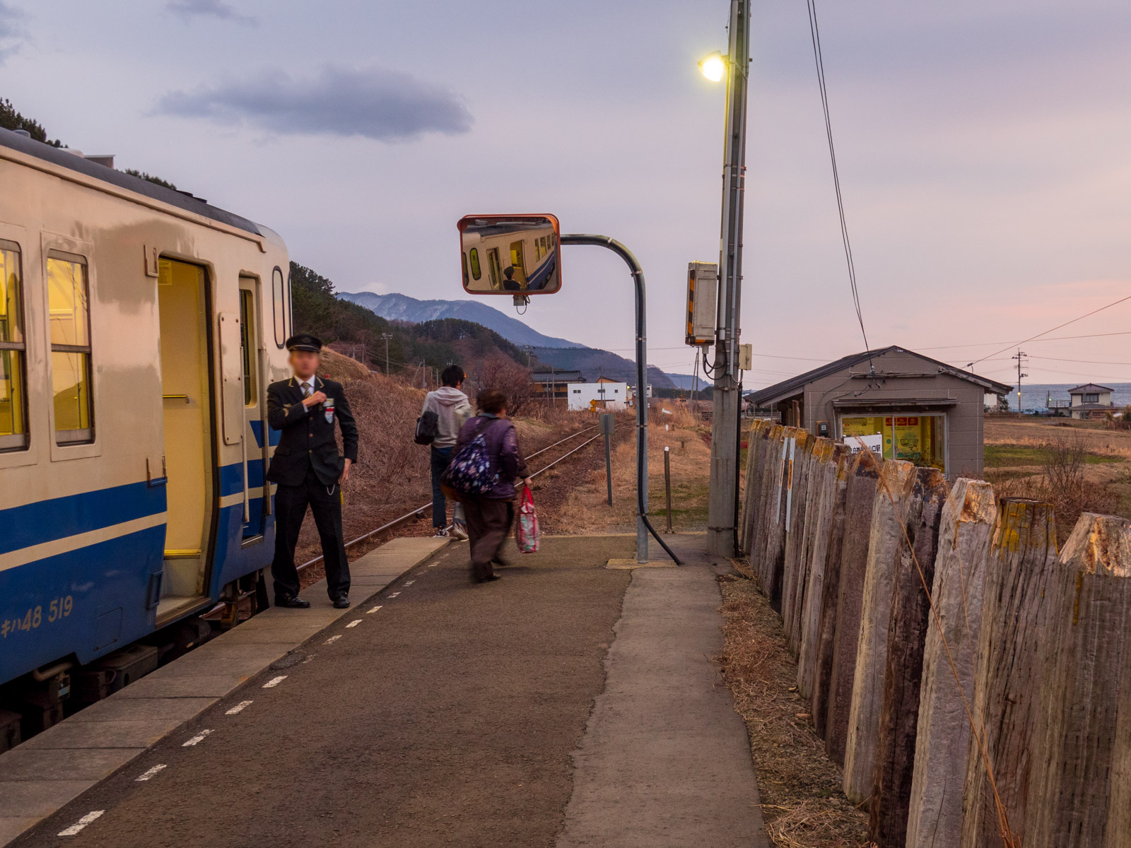 白神岳登山口駅に到着した列車（2016年3月）