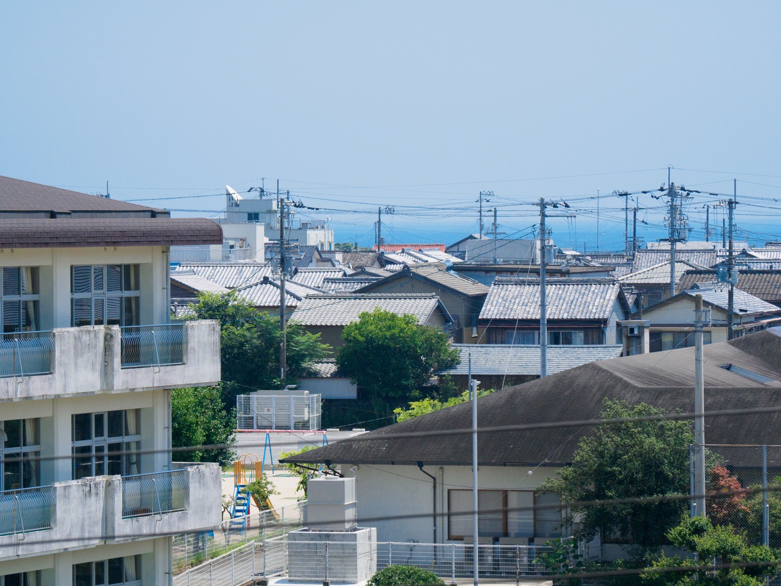 宍喰駅のホームから見た宍喰の街と太平洋