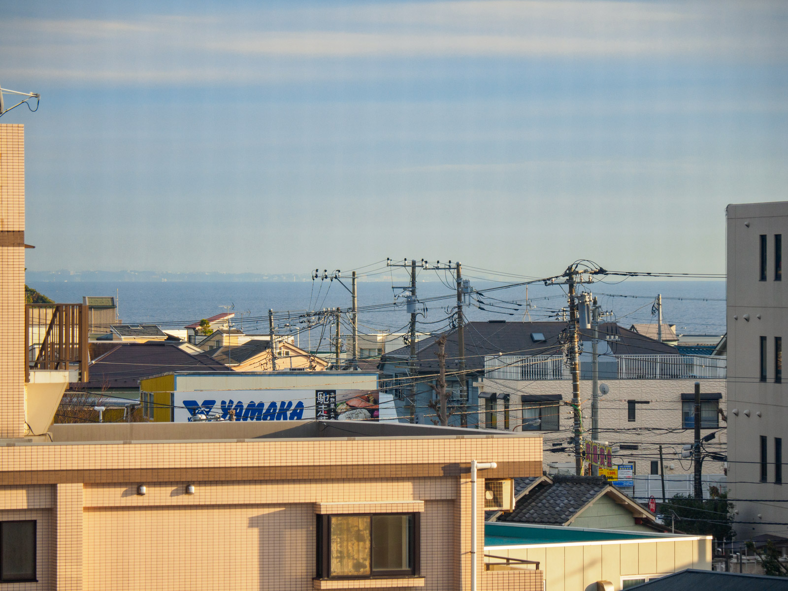 湘南江の島駅のホームから見た相模湾と三浦半島（2022年1月）