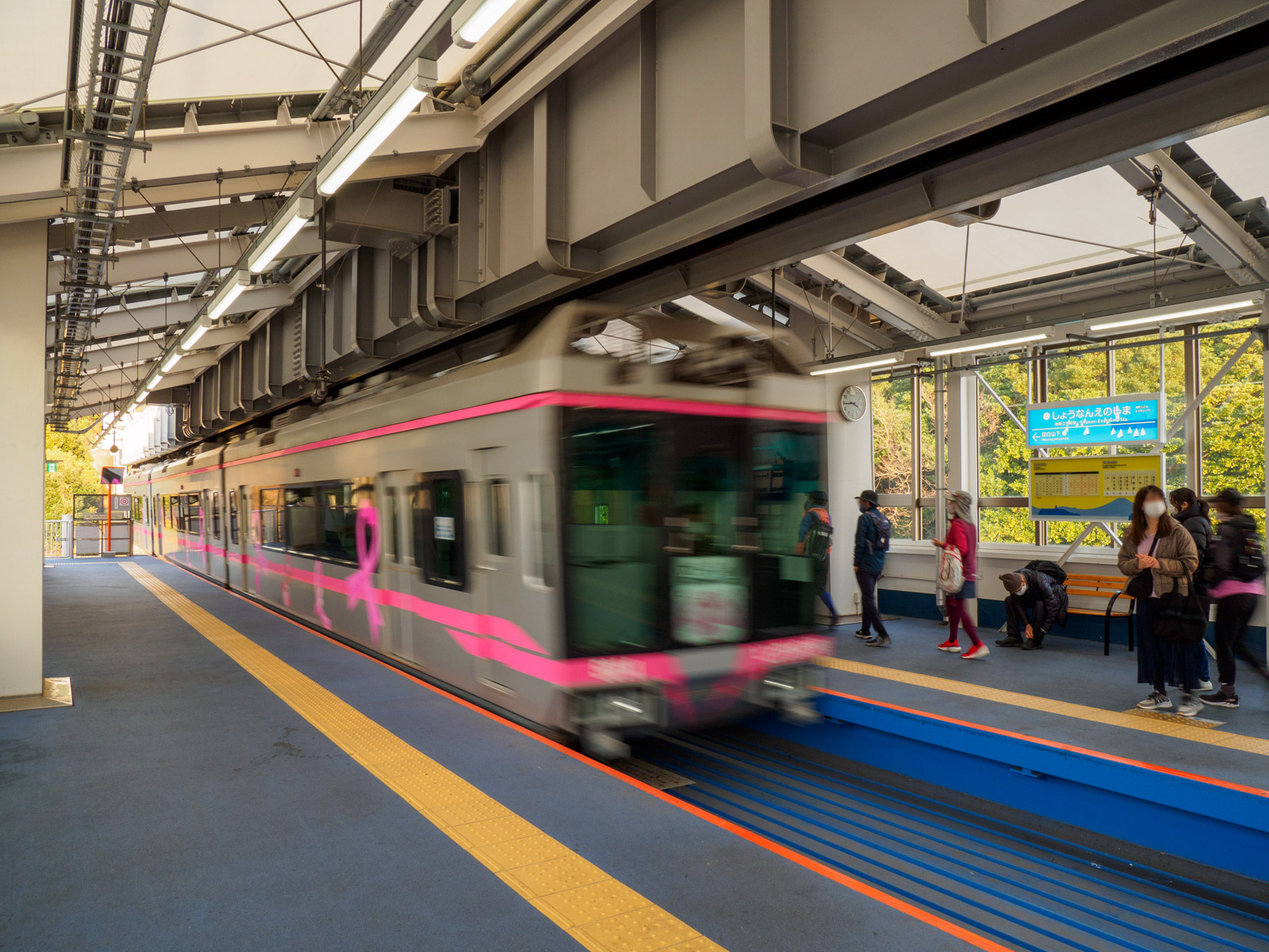 湘南江の島駅のホームに到着するピンクリボン号（2022年1月）