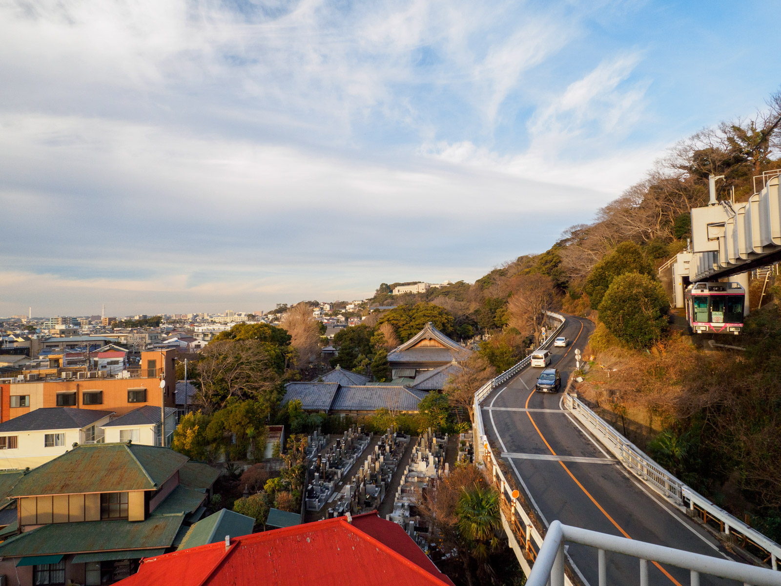 湘南江の島駅から見た丘陵地（2022年1月）