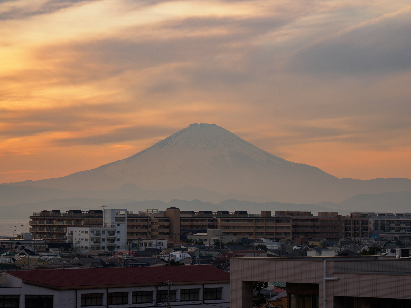 湘南江の島駅のルーフテラスから見た夕暮れの富士山（2022年1月）
