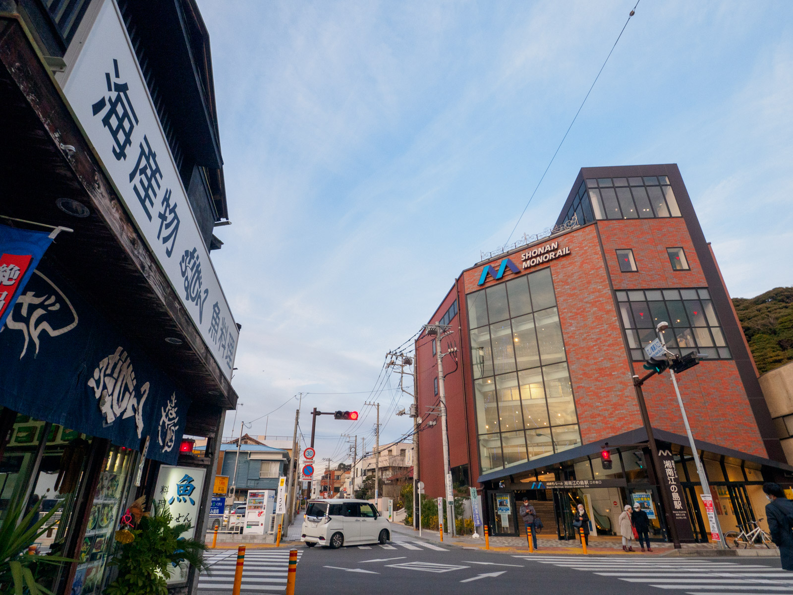 湘南江の島駅前にある海産物店（2022年1月）