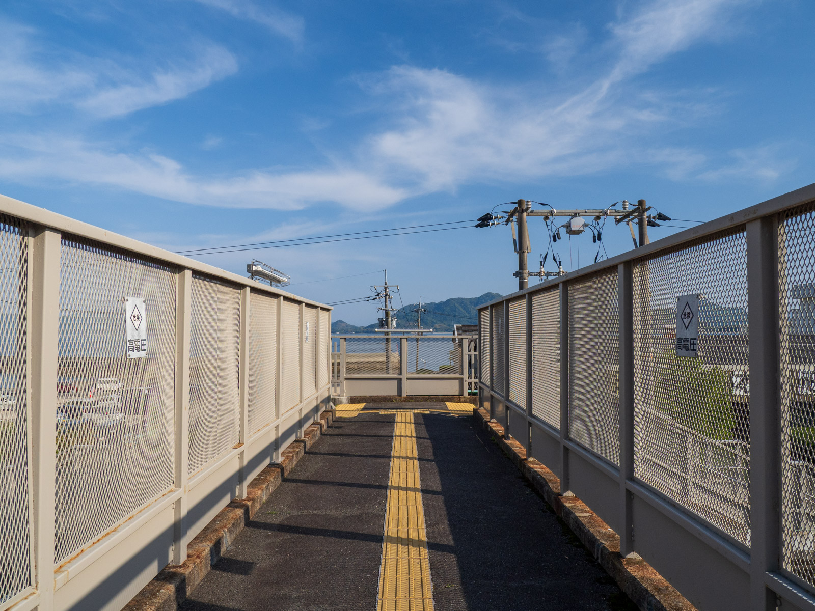 忠海駅の跨線橋と瀬戸内海（2023年5月）