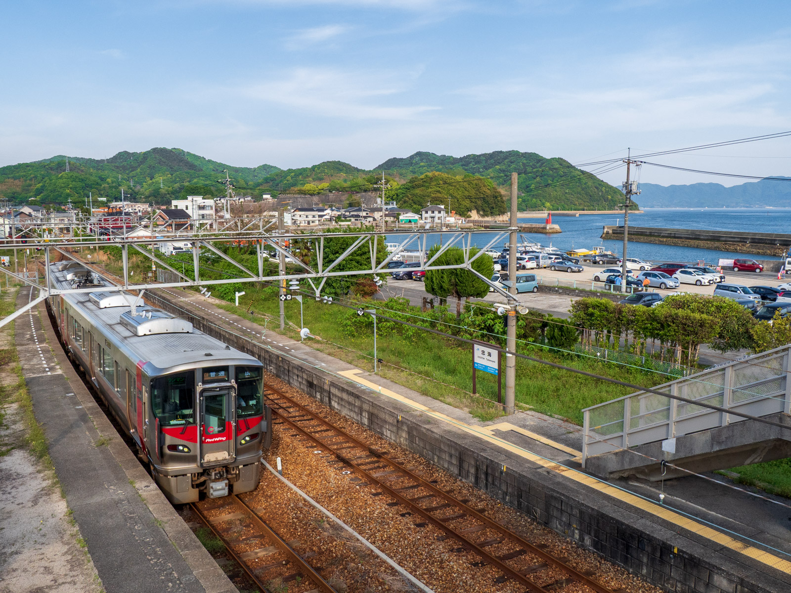 忠海駅に到着する列車と忠海港（2023年5月）