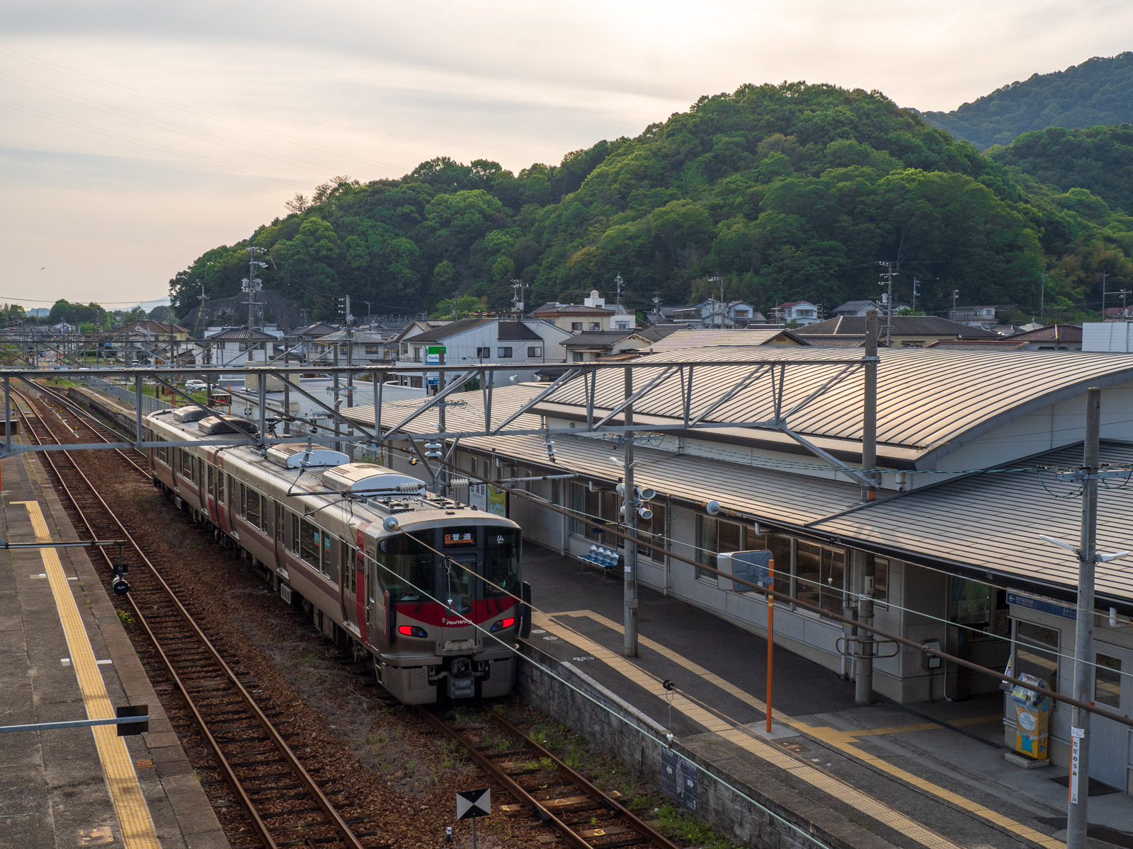 忠海駅と、到着した広行きの列車（2023年5月）