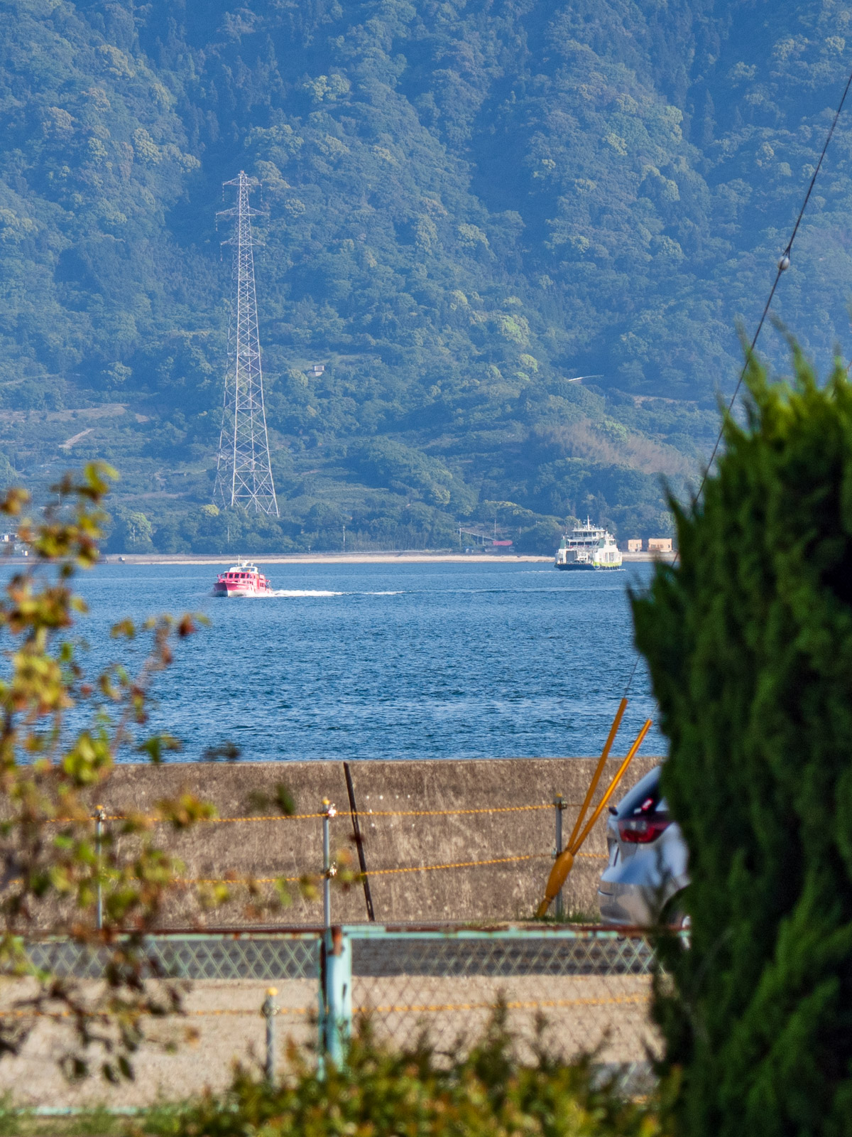 忠海駅のホームから見た、瀬戸内海を行き交うフェリーと客船（2023年5月）