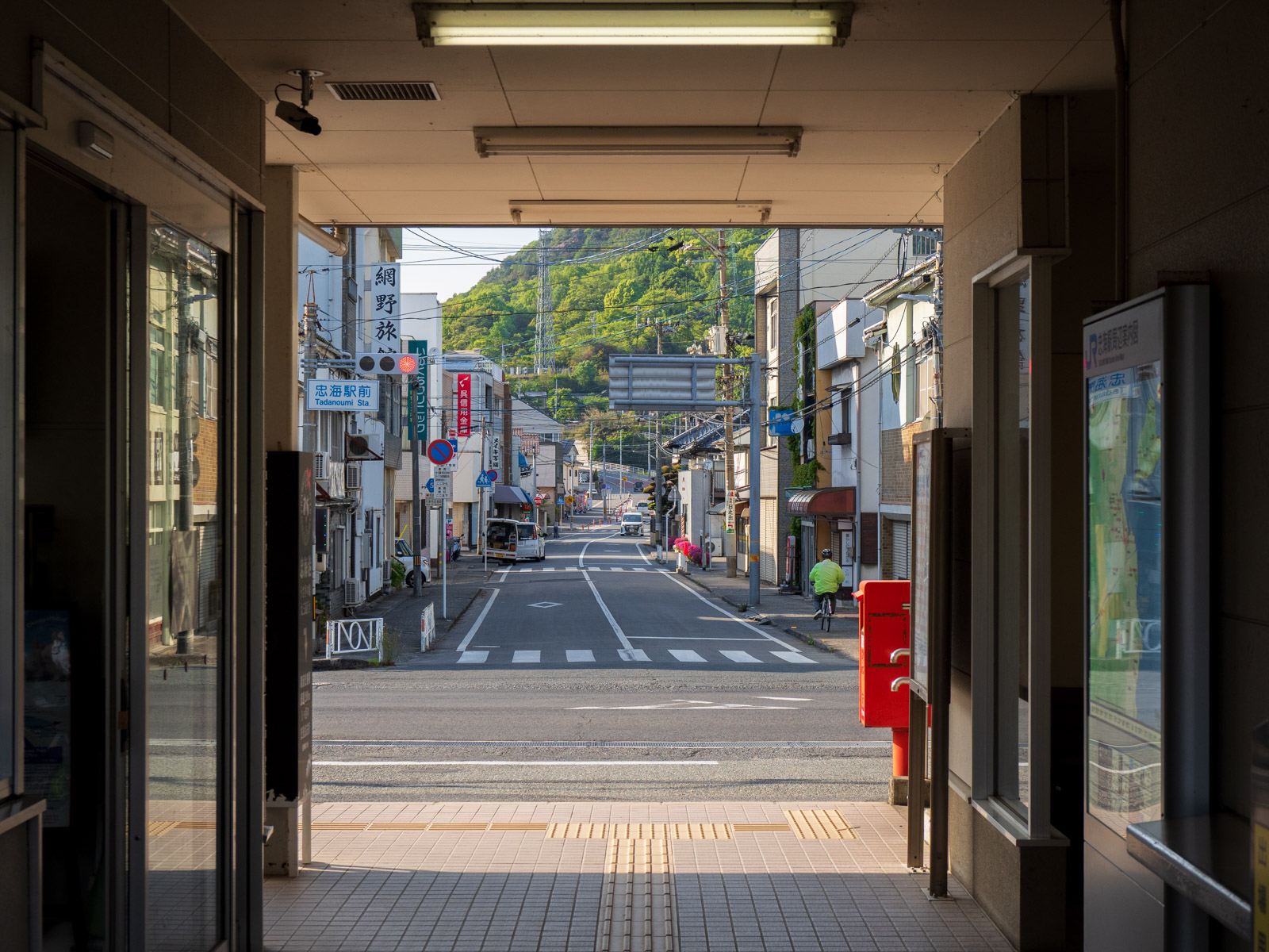 忠海駅の駅舎から見た駅前通り（2023年5月）