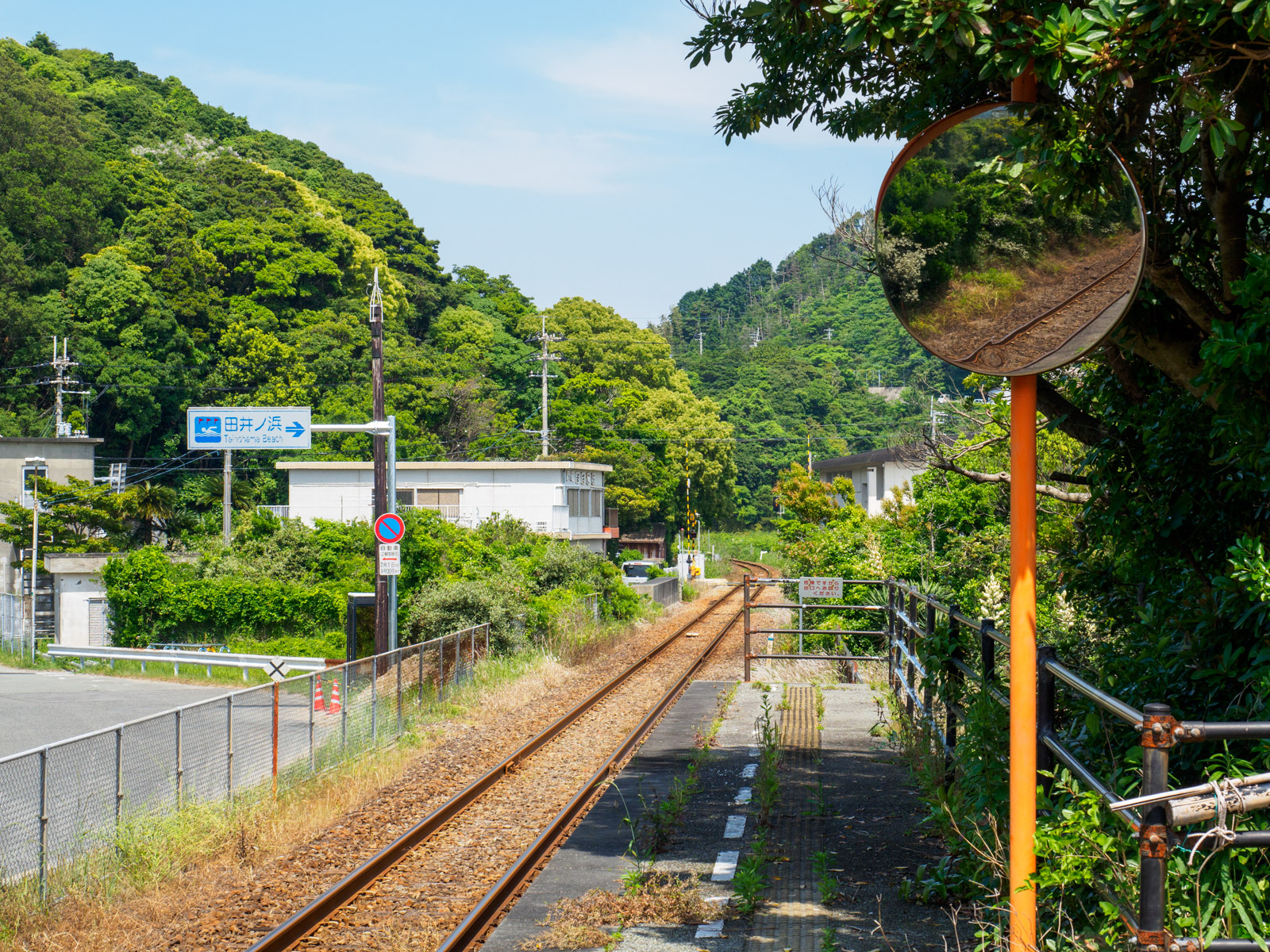田井ノ浜駅のホームから由岐方面を望む（2017年5月）