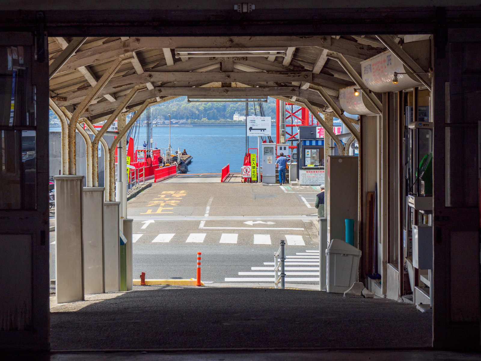 高浜駅の改札口から見た高浜港（2024年4月）