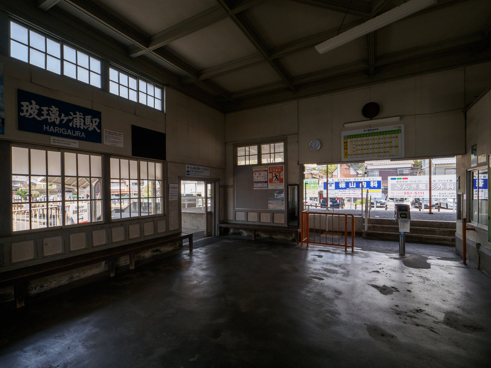 高浜駅の駅舎内（2024年4月）