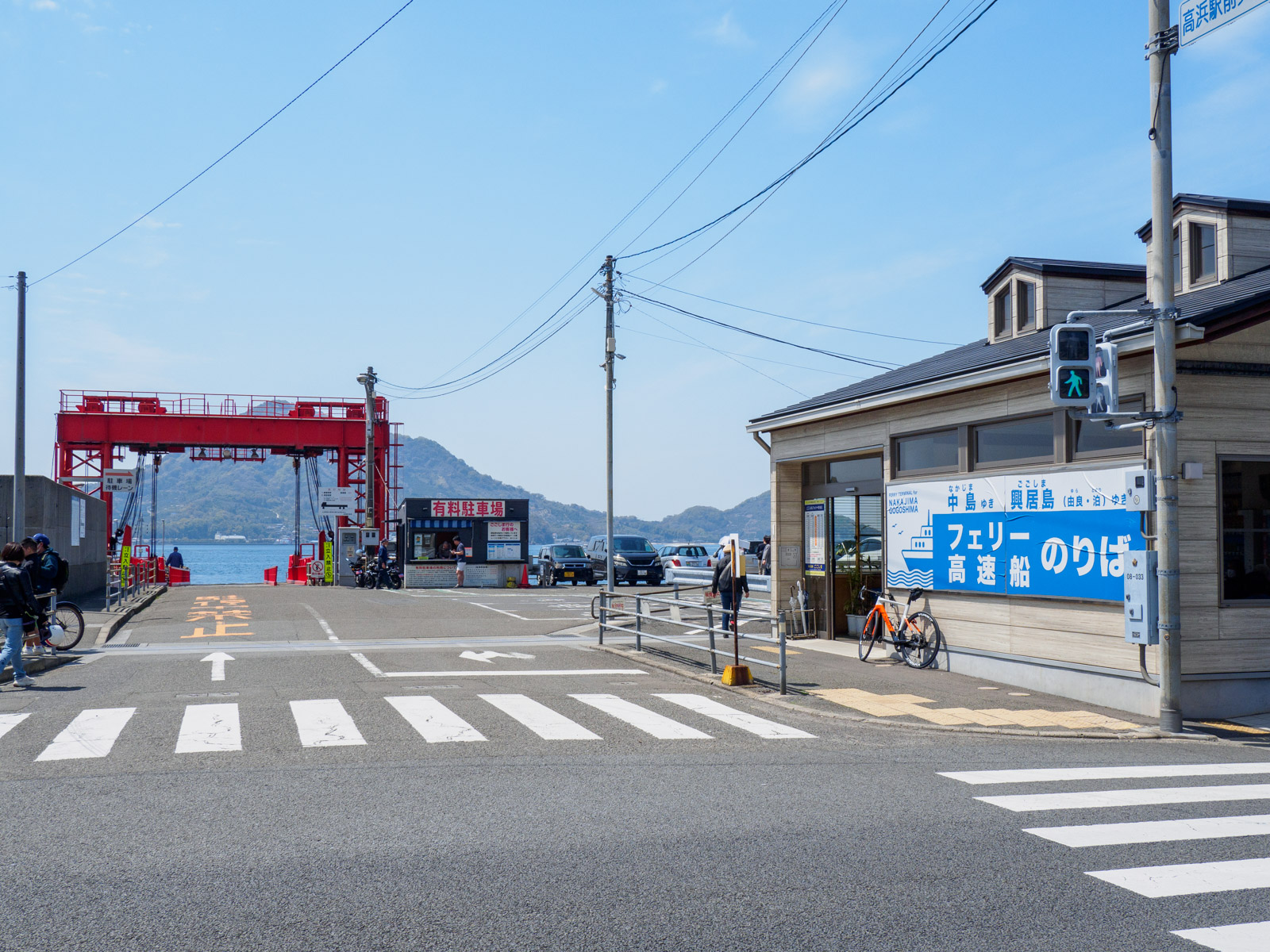 高浜駅前にある高浜港のフェリー乗り場（2024年4月）