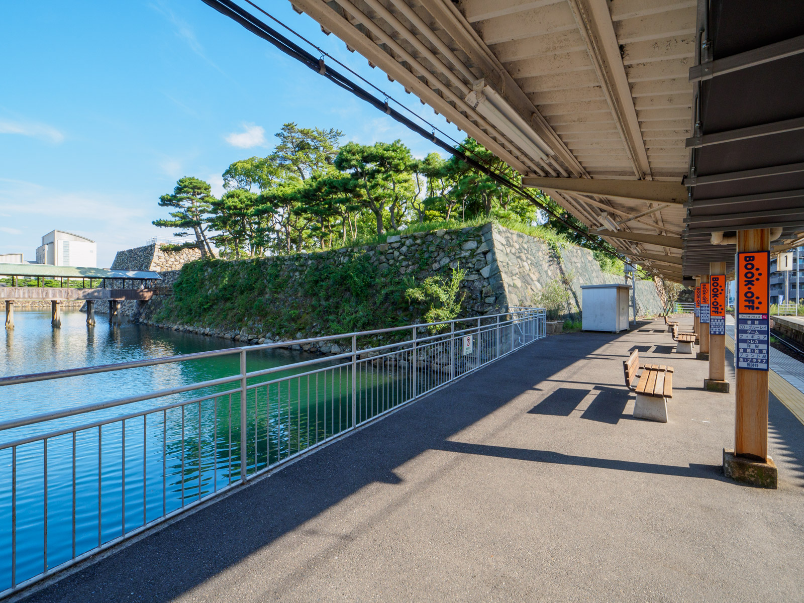 高松築港駅のホームから見た、高松城の内堀と石垣（2023年9月）
