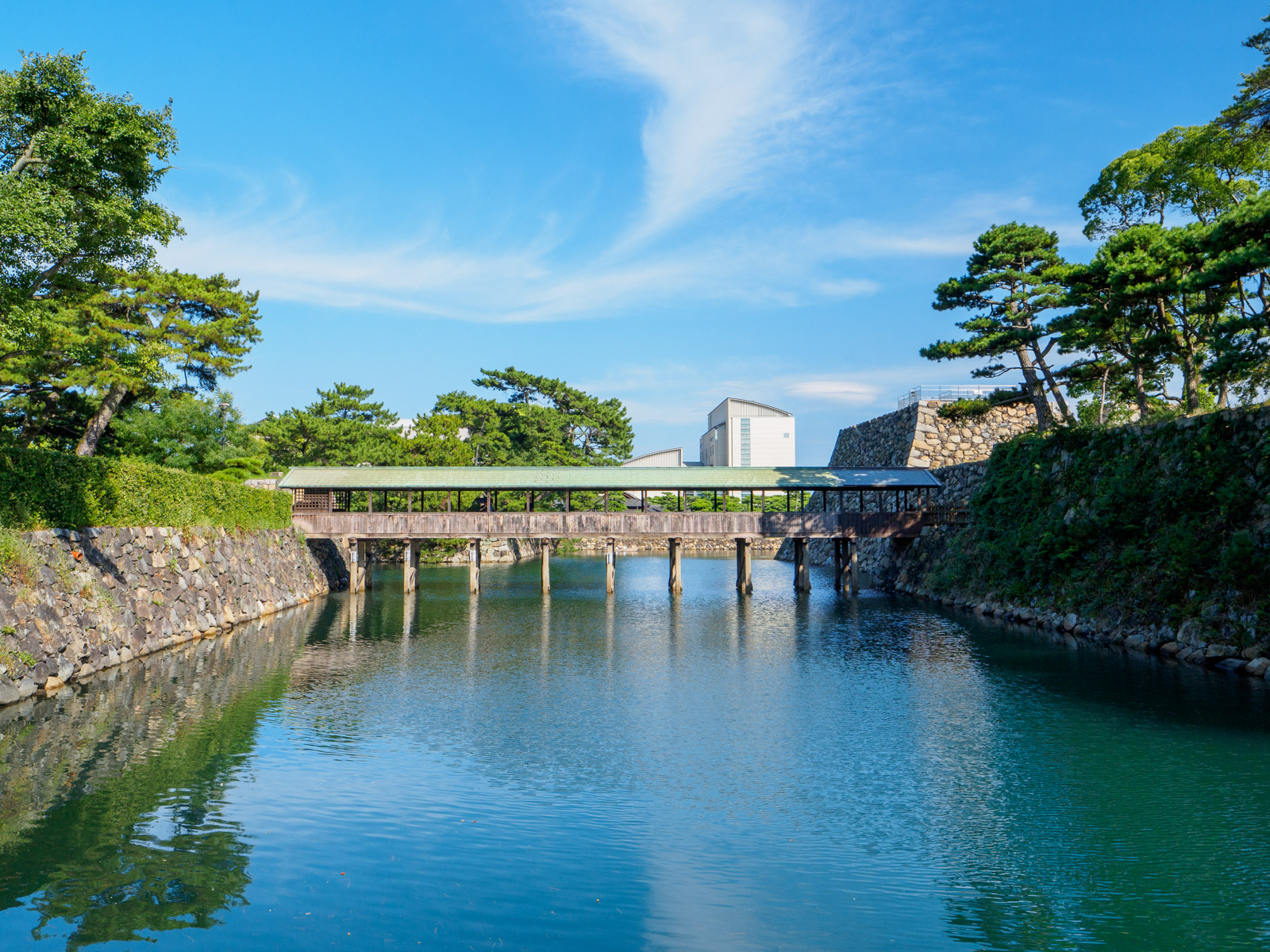 高松築港駅のホームから見た、高松城の内堀と鞘橋（2023年9月）