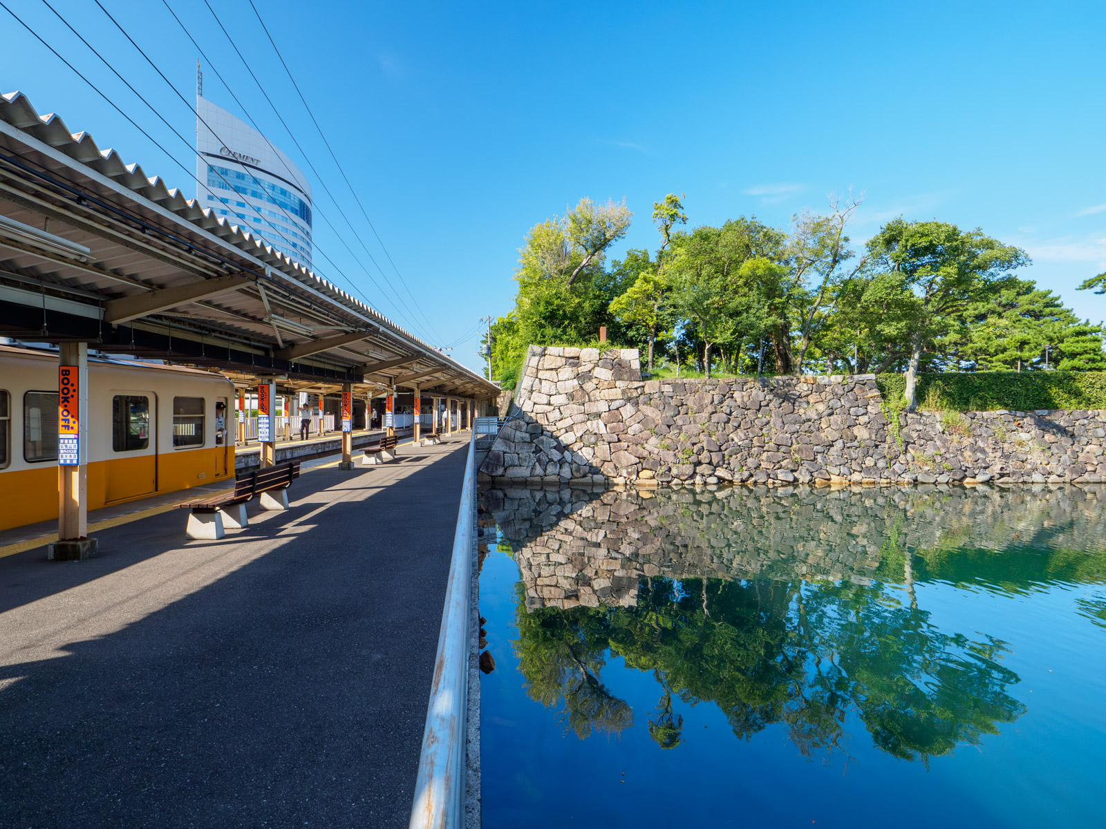 高松築港駅のホームと、高松城の内堀と石垣（2023年9月）