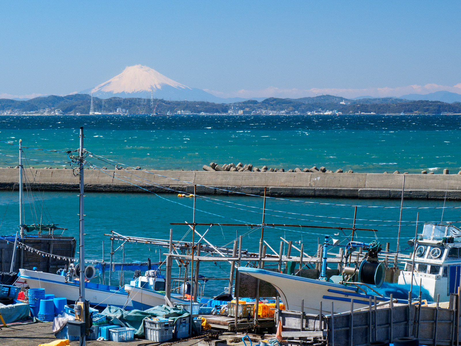 竹岡駅のそばにある萩生漁港と、東京湾越しの富士山（2020年3月）