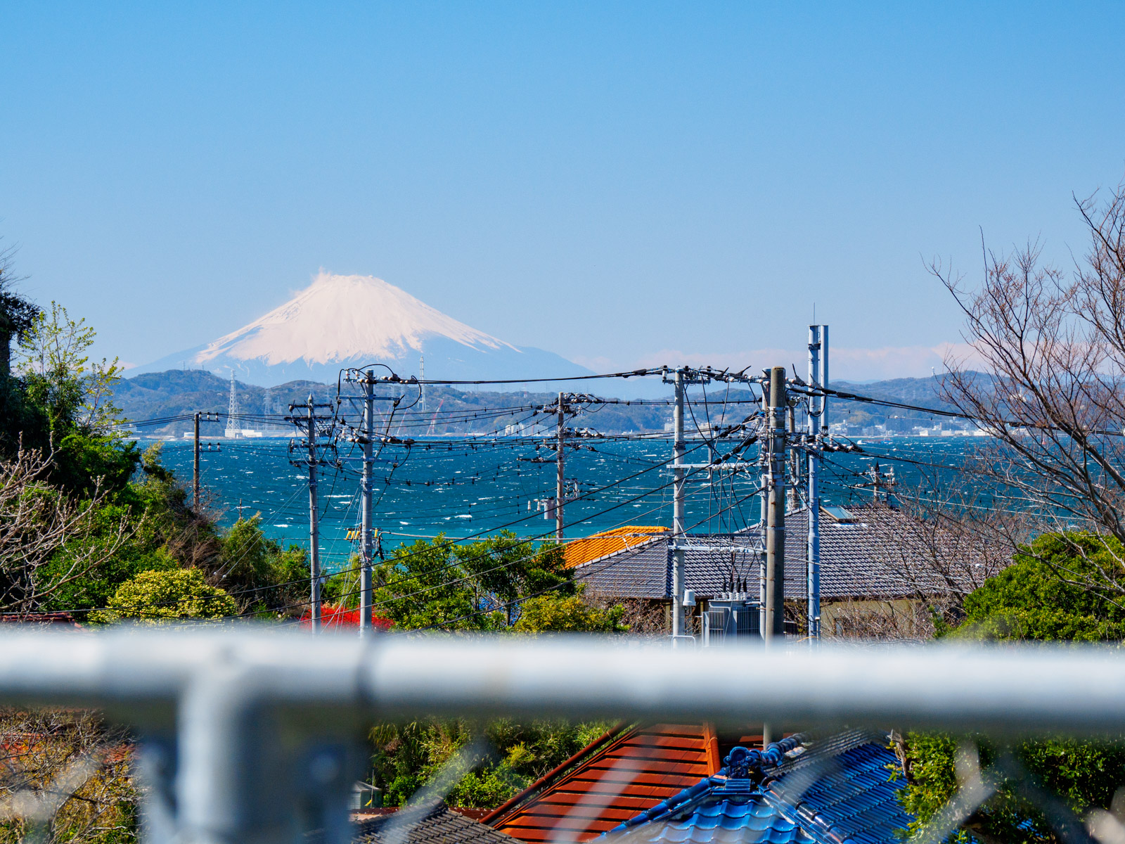 竹岡駅の跨線橋から見た、東京湾越しの富士山（2020年3月）
