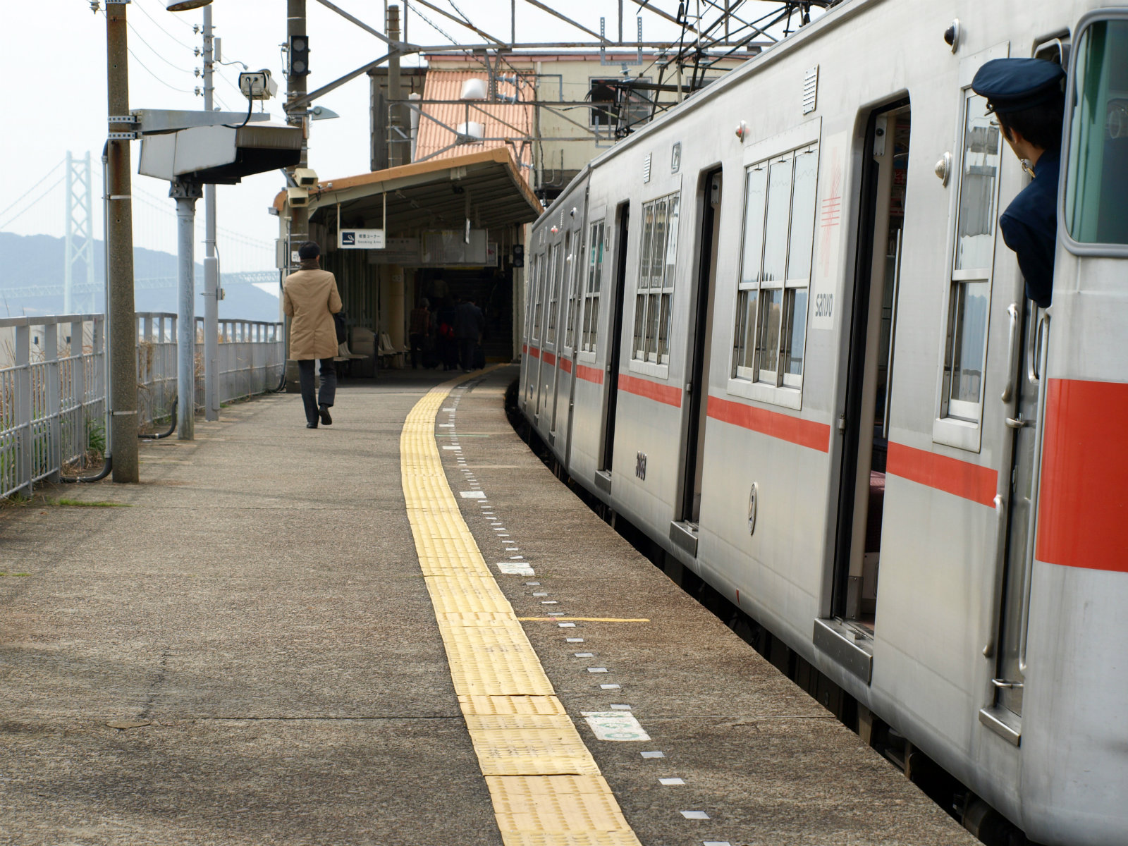 滝の茶屋駅のホームと明石海峡大橋
