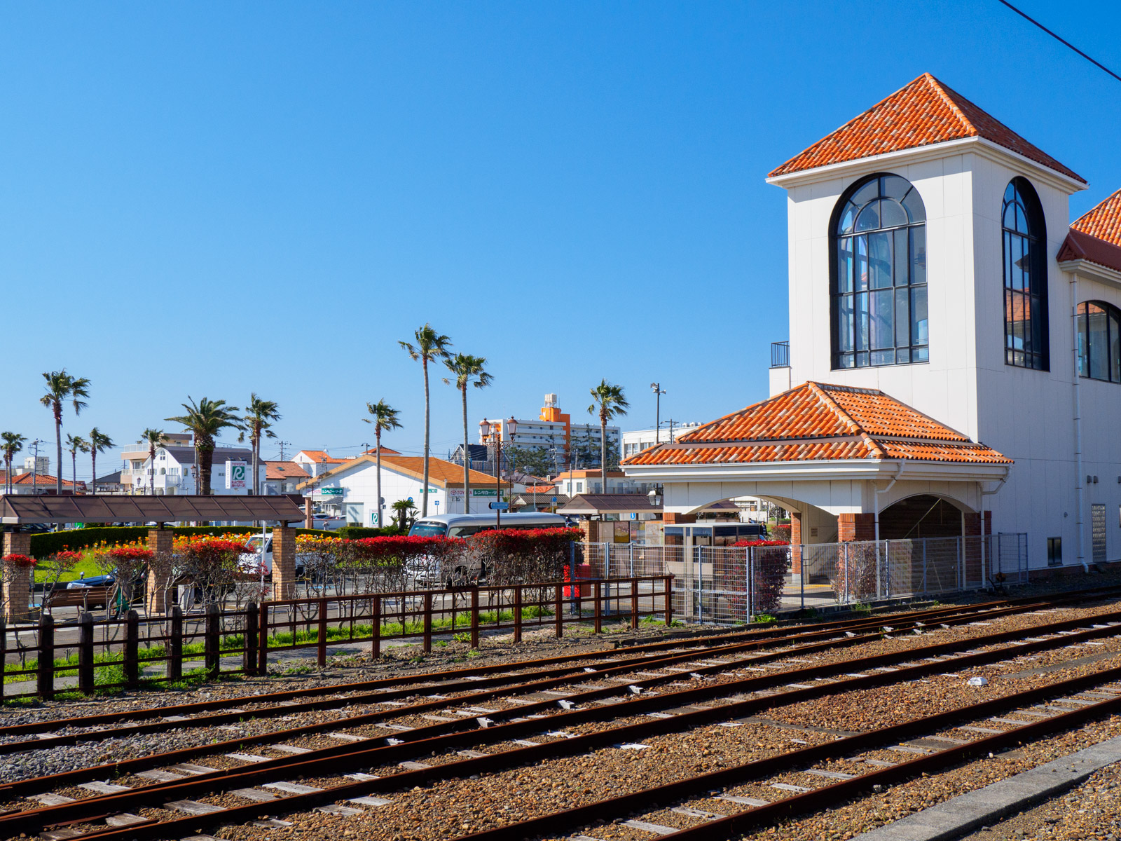 館山駅のホームから見た駅前（2020年3月）