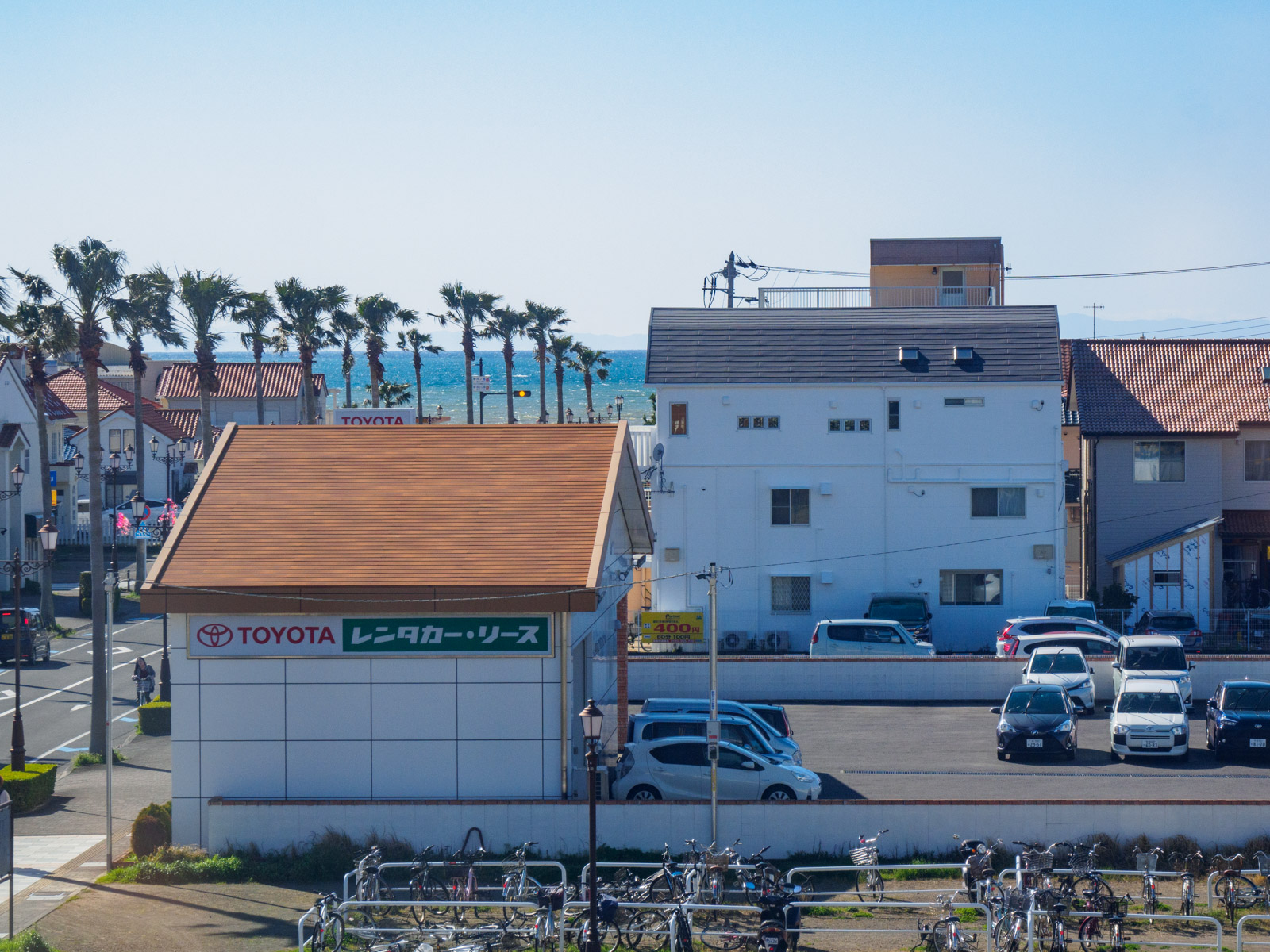 館山駅の橋上駅舎の改札内から見た、街並みと東京湾（2020年3月）