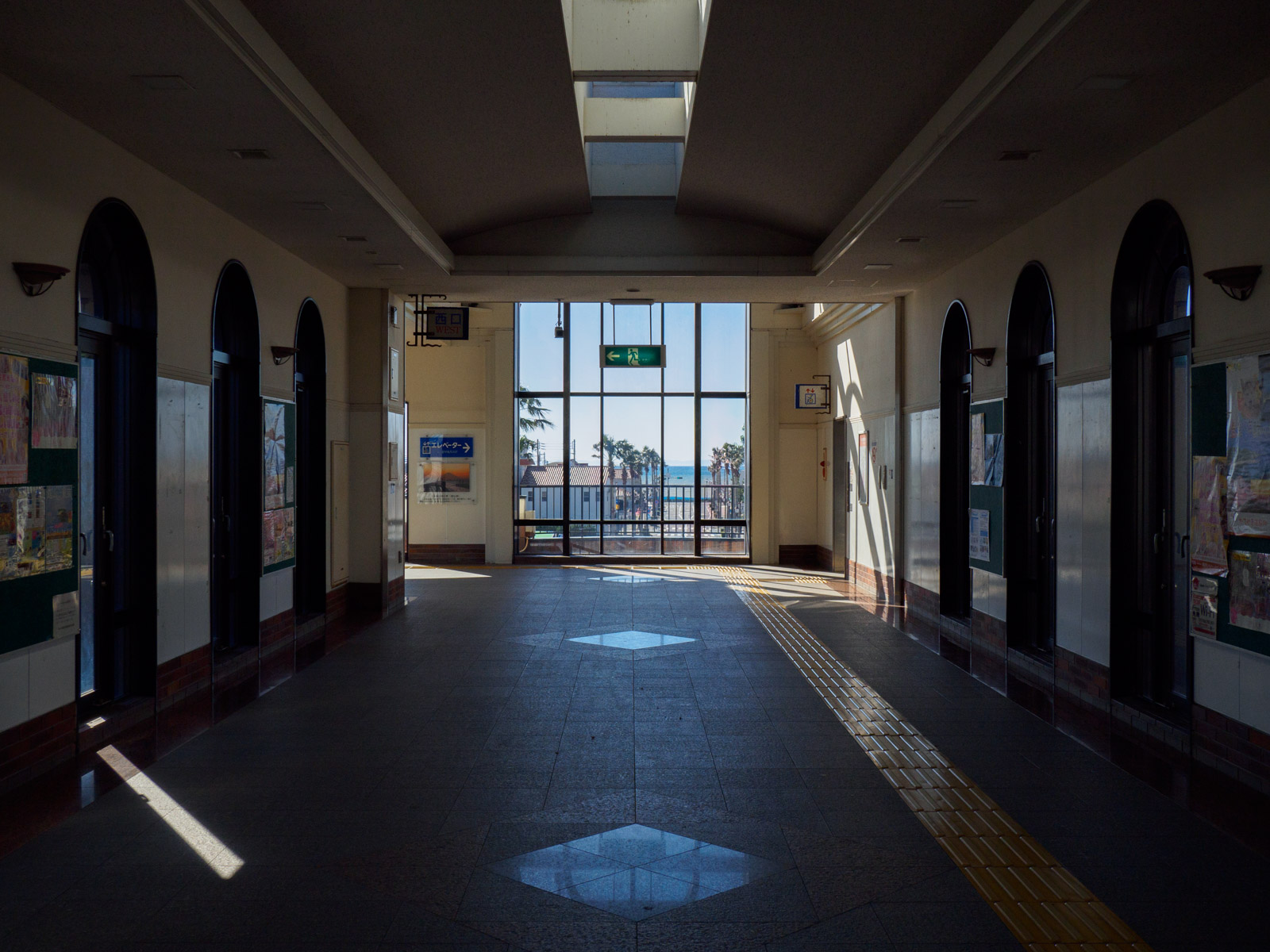 館山駅の自由通路から見た、街並みと東京湾（2020年3月）