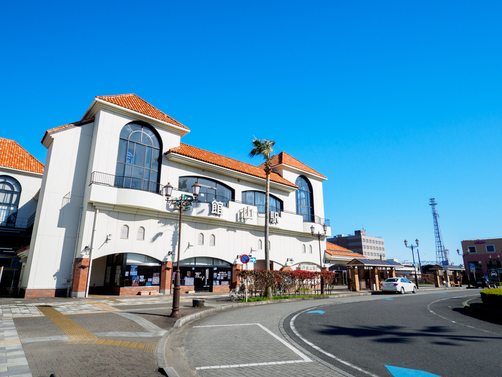 館山駅西口の駅舎（2020年3月）