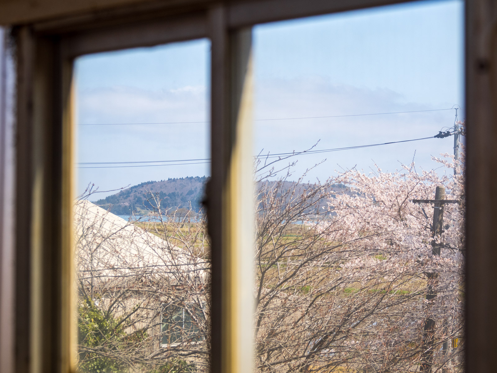 田鶴浜駅の跨線橋から見た七尾湾(2025年4月)